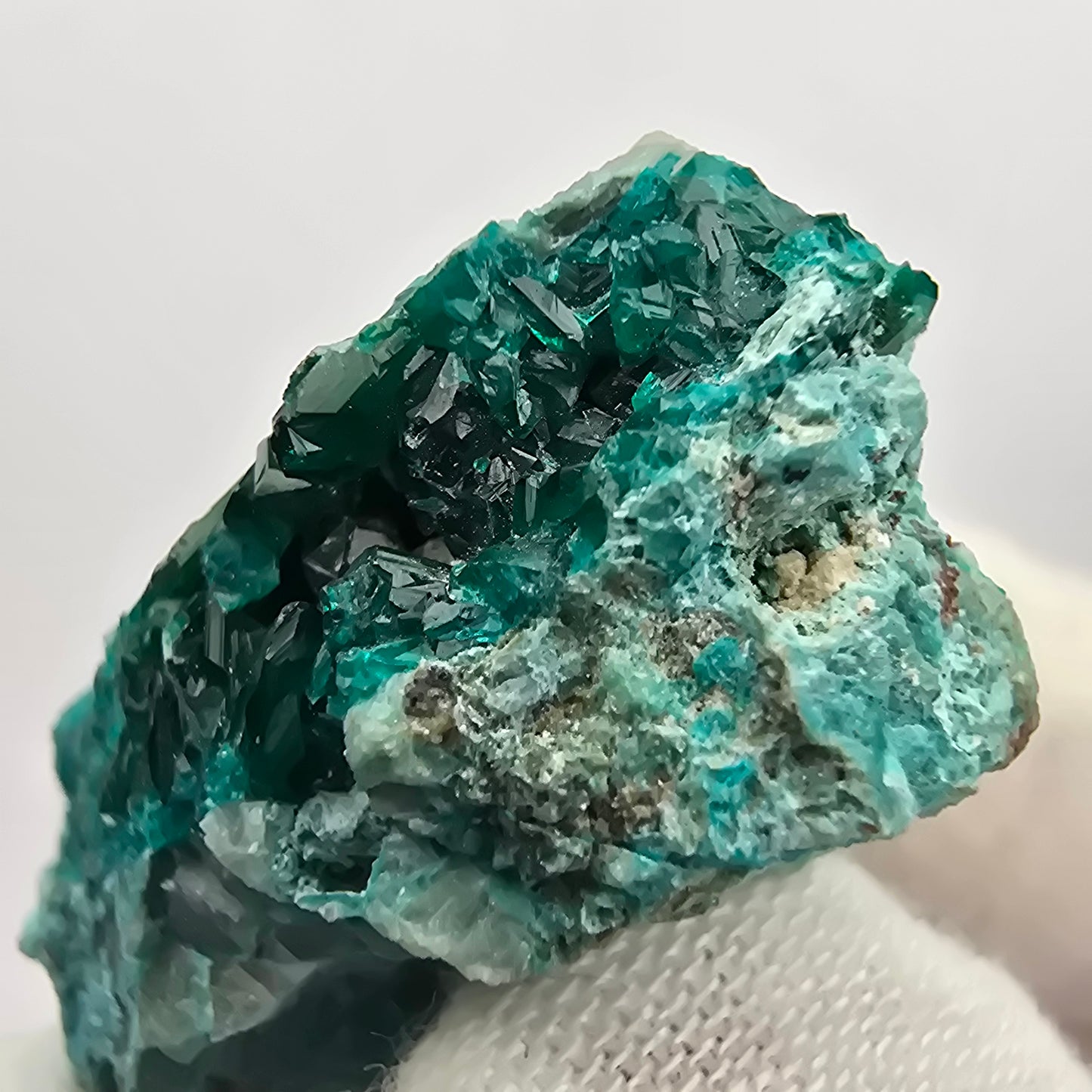 Dioptase rare sur le stade Marix Kaokoveld, Namibie 36*20*18mm Collection de minéraux