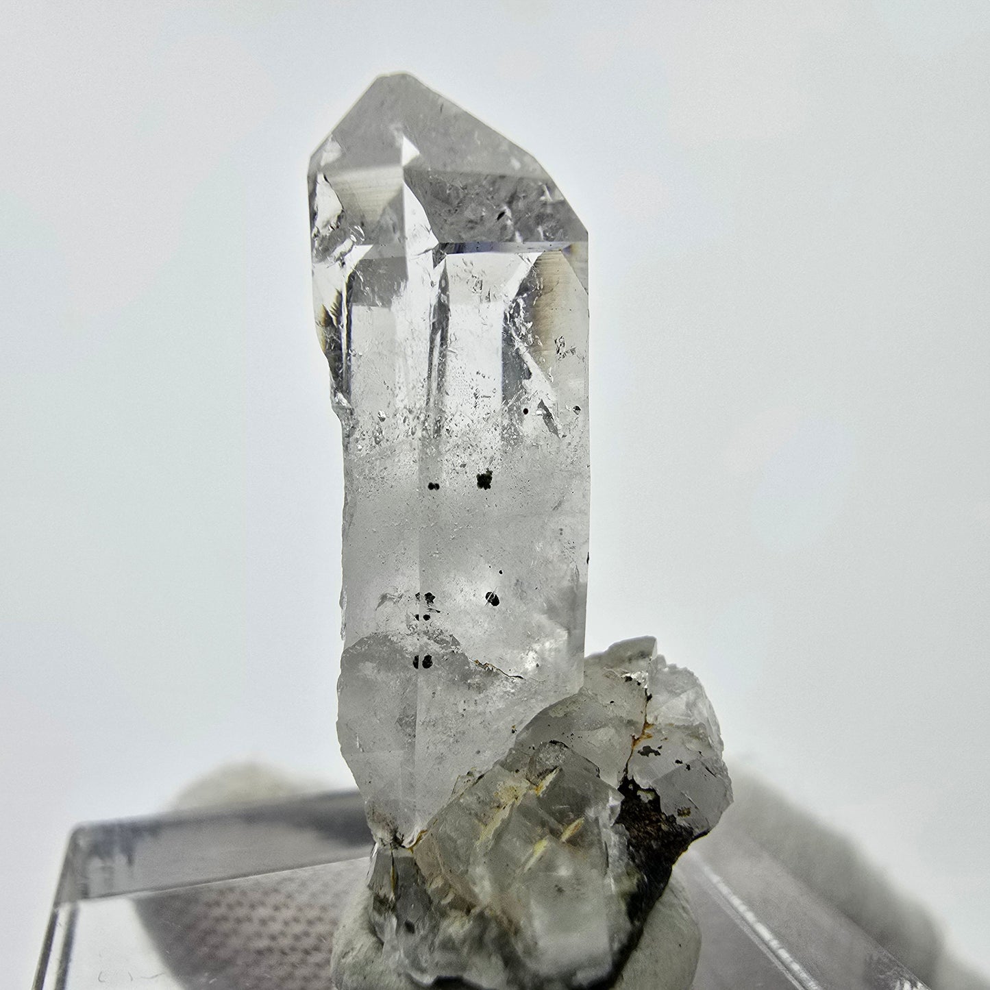 Klarer Quarz mit UV Calcit und Hämatit Streep Mine Goboboseb Namibia 28*15*13mm