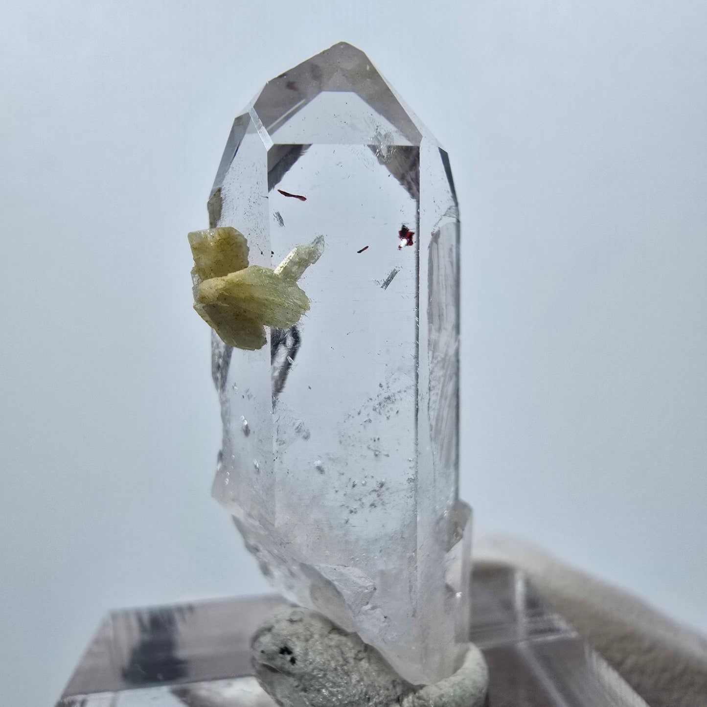 Quartz Harlequin avec préhnite Point Streep Mine, Goboboseb, Namibie 32 x 14 x 11 mm