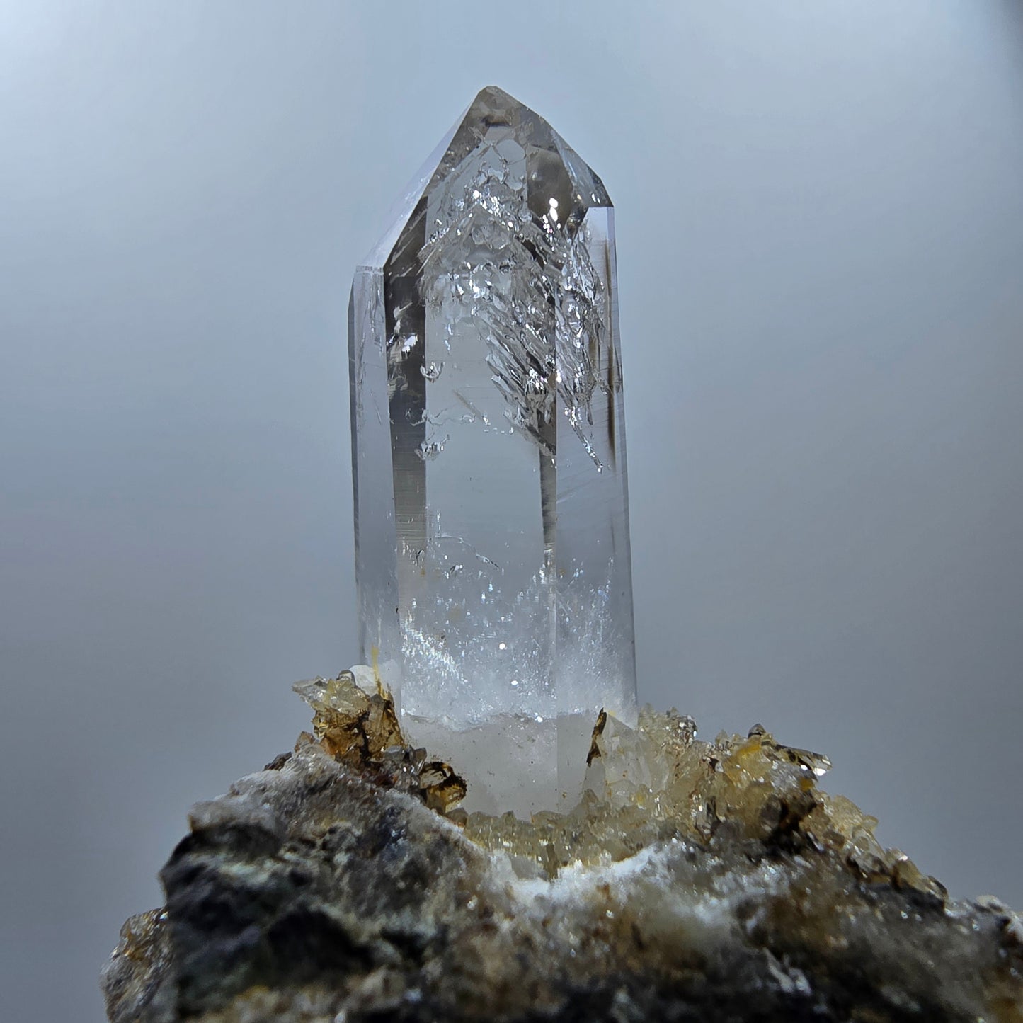 Quartz fumé fantôme, calcite UV sur matrice, spécimen Valentine Pocket Gobobs. Namibie, 68 x 59 x 45 mm.