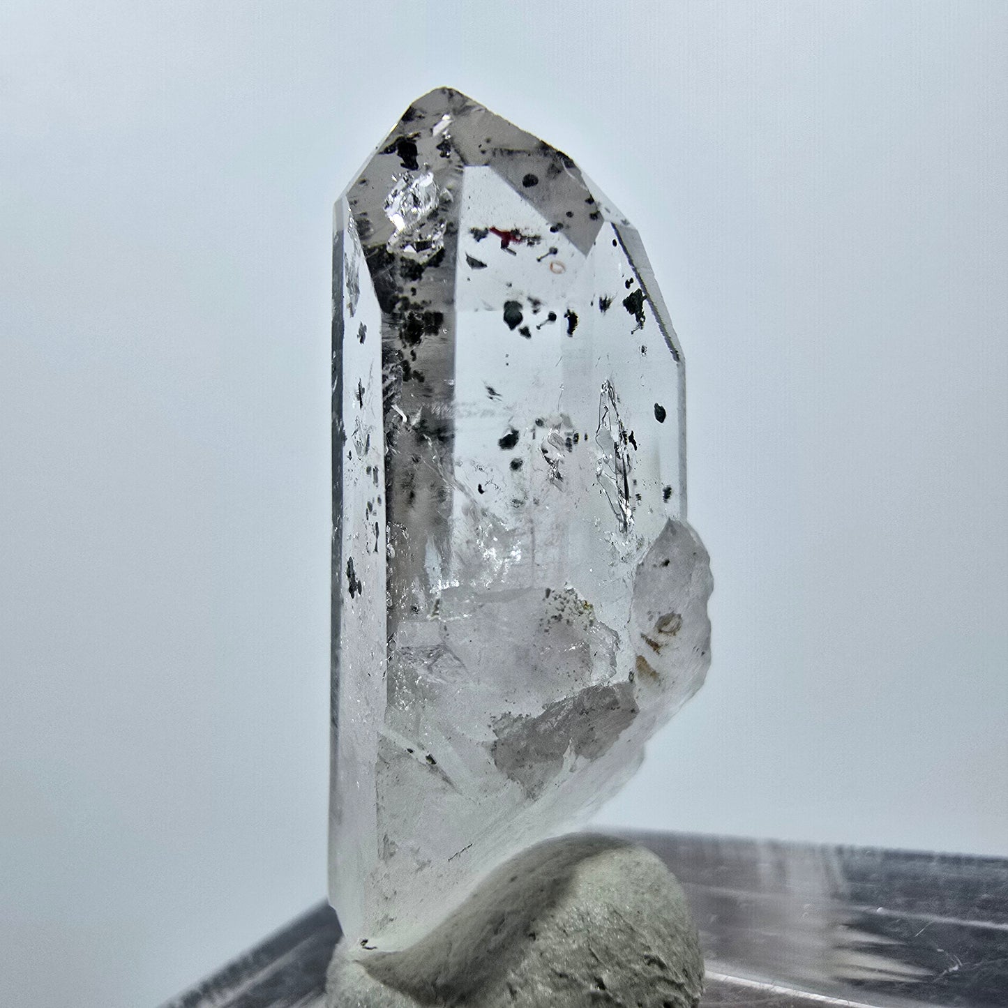 Quartz clair Harlequin Point Streep Mine, Goboboseb, Namibie 29 x 11 x 8 mm