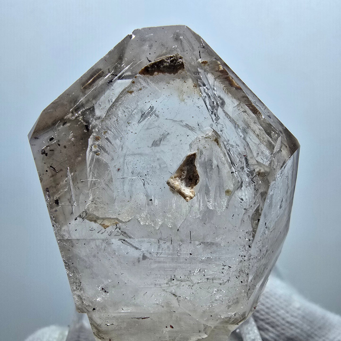 Pointe de sceptre en quartz fumé fantôme transparent, Goboboseb, Namibie, 44 x 33 x 22 mm