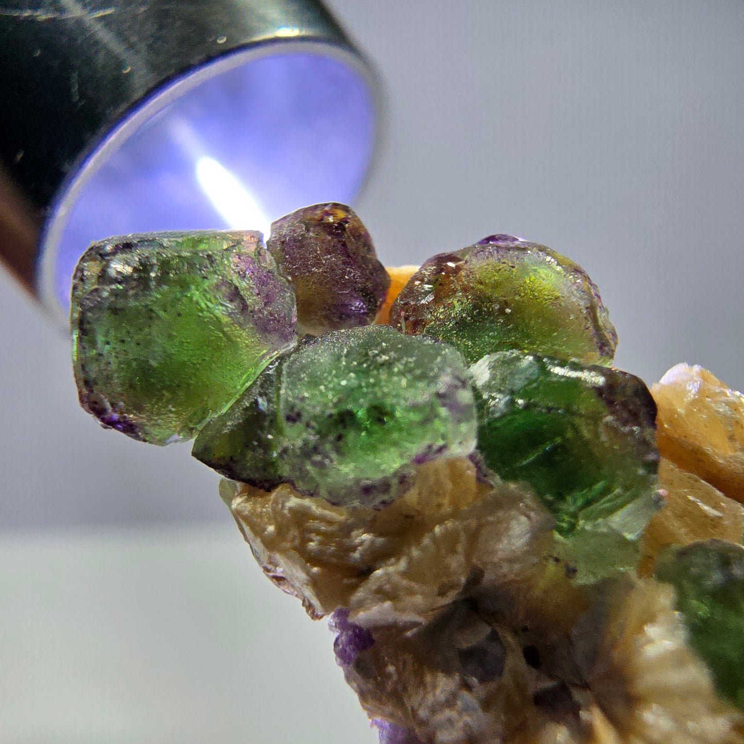 Cube de fluorite fantôme, zonal, spécimen de muscovite, Erongo, Namibie, 28 x 16 x 1 mm