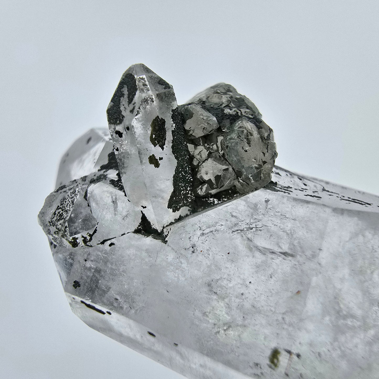 Klarer Bergkristall Quarz mit UV Calcit Streep Mine Goboboseb Namibia 32*17*12mm