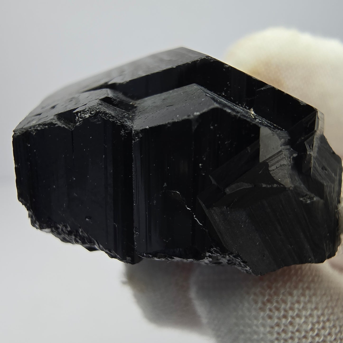 Symmetrischer Schörl Turmalin schwarz glänzend Erongo, Namibia 34*31*17mm