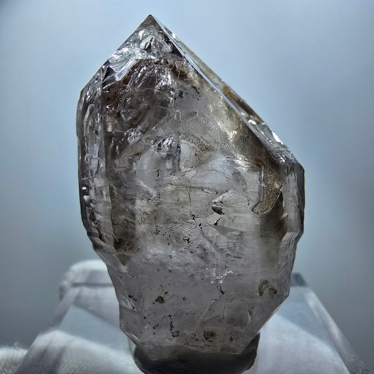 Quartz fumé fantôme transparent, pointe de sceptre, Goboboseb, Namibie, 48 x 32 x 22 mm