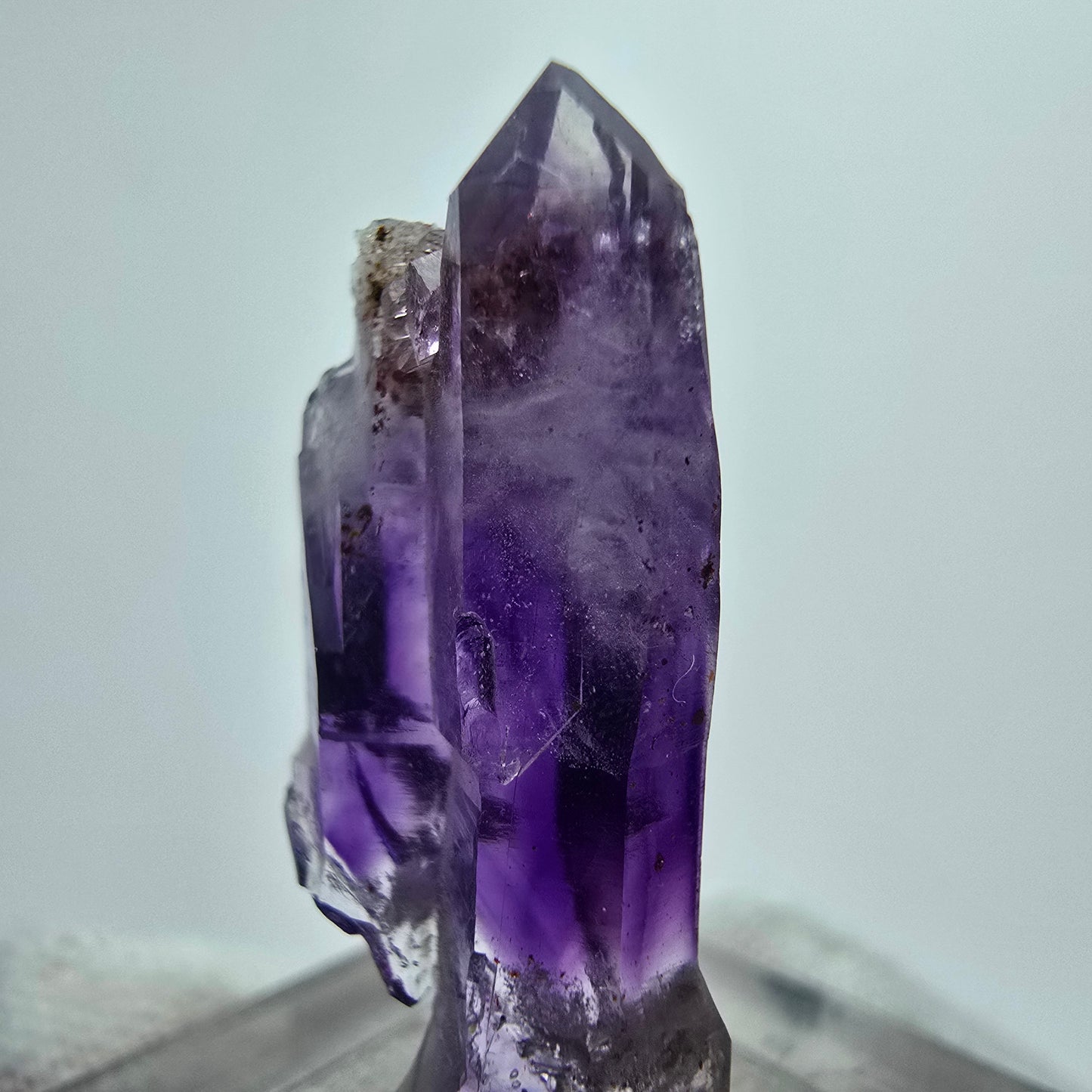 Cristal de sceptre d'améthyste fantôme Goboboseb, Namibie 27*11*8mm Collection de minéraux