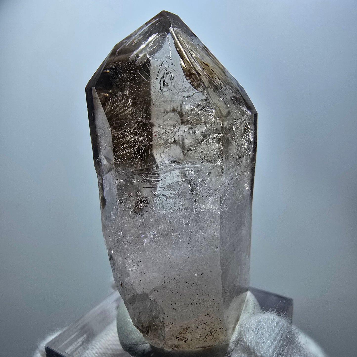 Quartz fumé fantôme transparent, pointe de sceptre, Goboboseb, Namibie, 45 x 23 x 18 mm