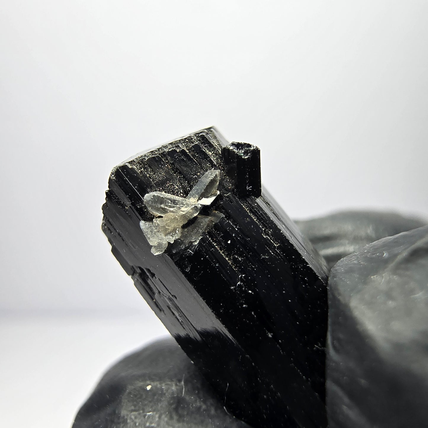 Symmetrische Schörl Turmalin Stufe Erongo, Namibia 17*10*8mm Mineraliensammlung