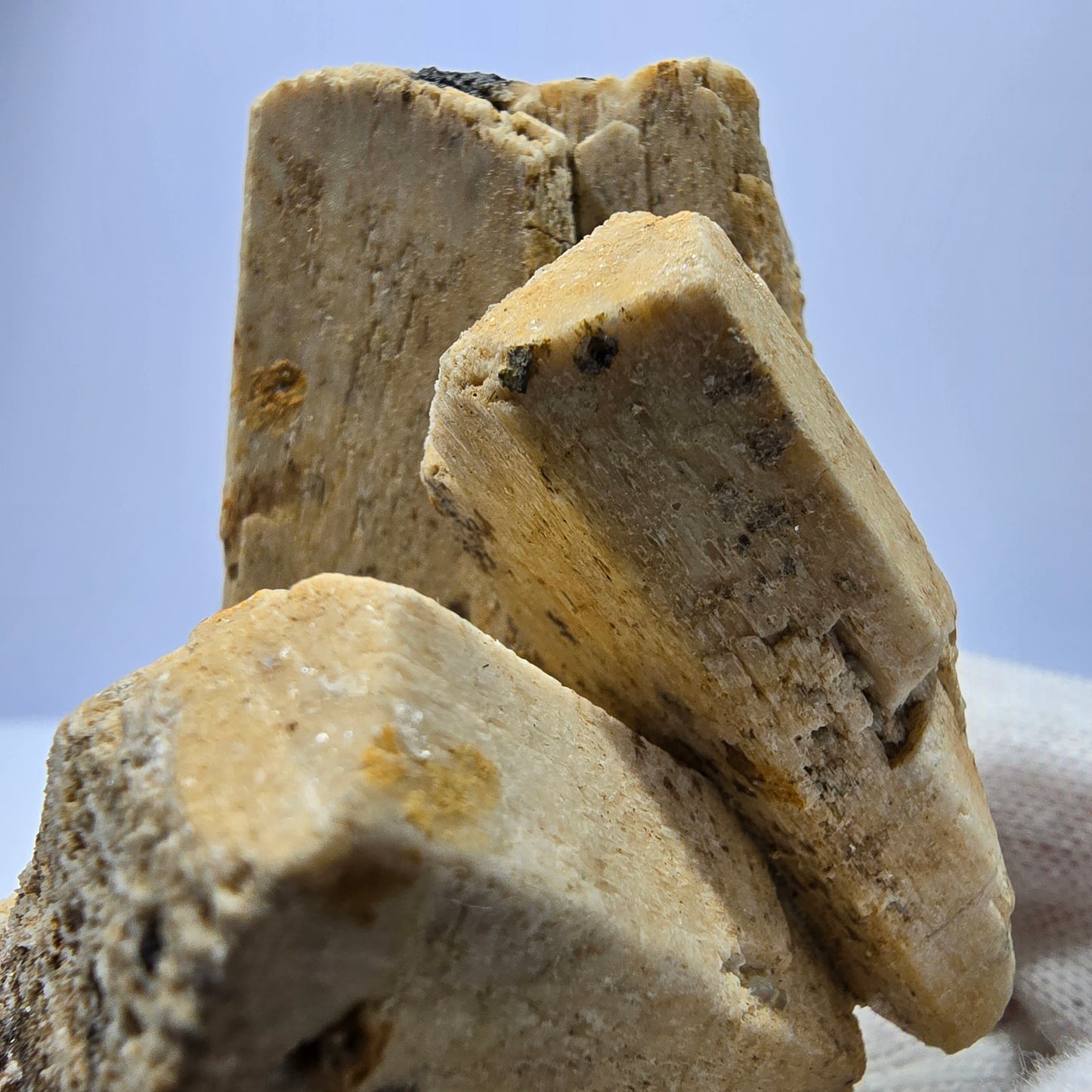 Grand spécimen d'orthose, de tourmaline Schorl et d'hyalite, Erongo, Namibie, 94 x 57 x 50 mm