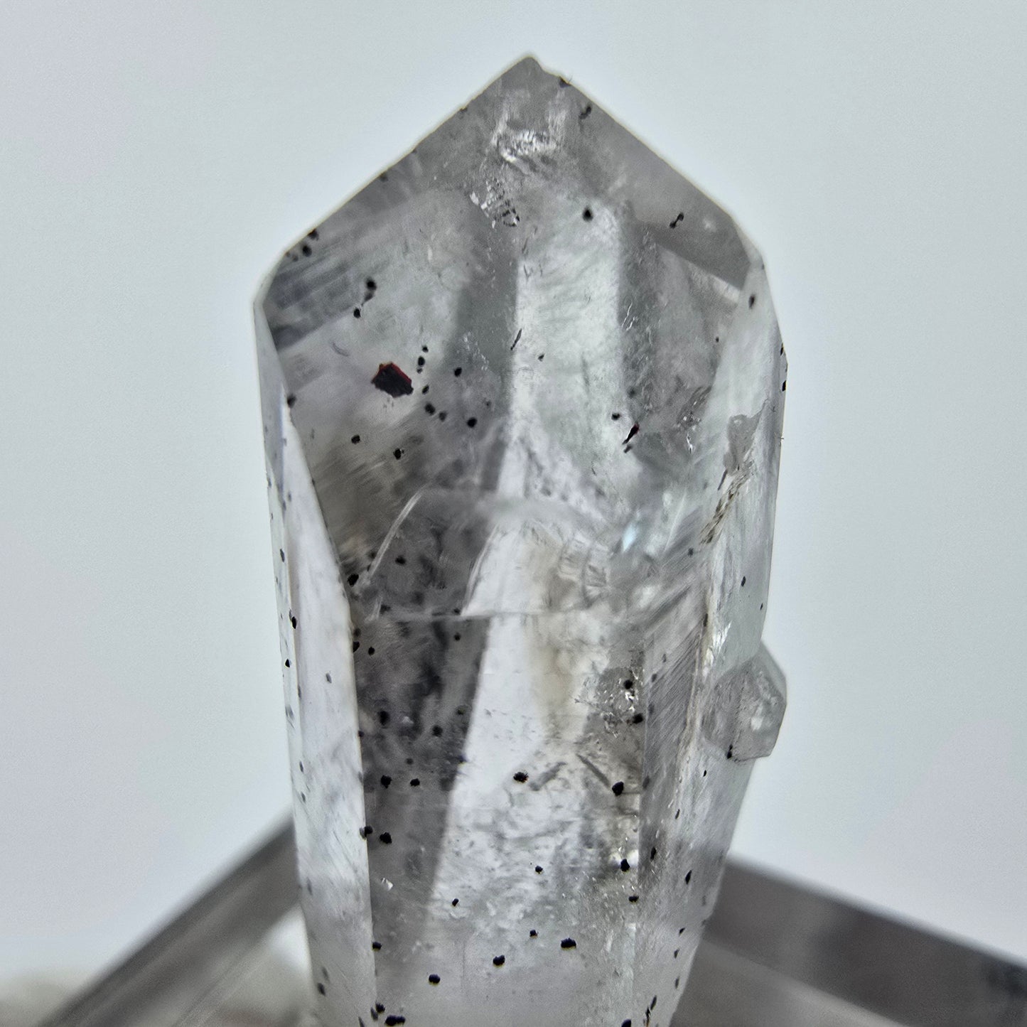 Klarer Quarz mit Hämatit und Analcim Streep Mine Goboboseb Namibia 29*12*10mm