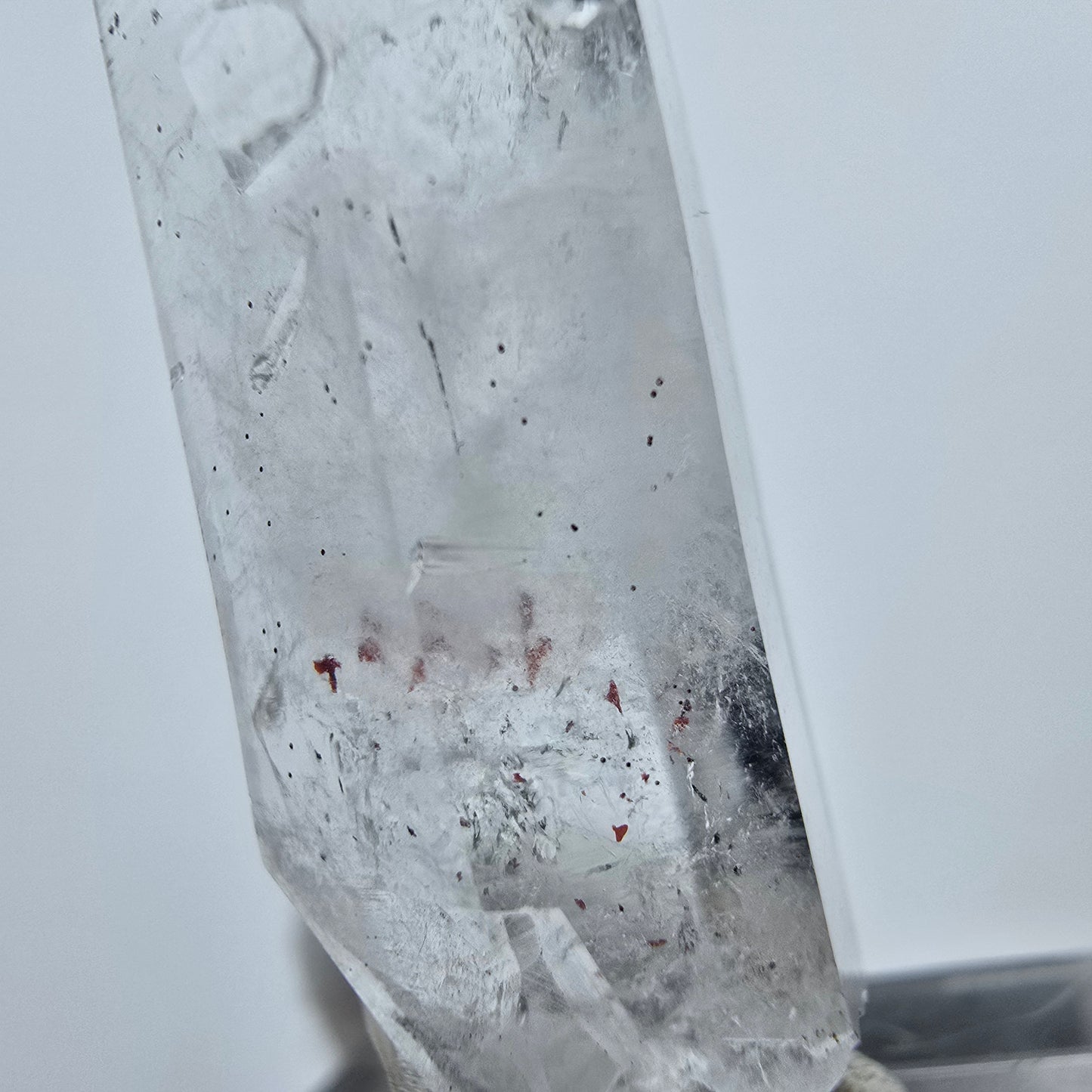 Cristal de quartz Harlequin très clair de la mine Streep, Goboboseb, Namibie, 40 x 13 x 11 mm