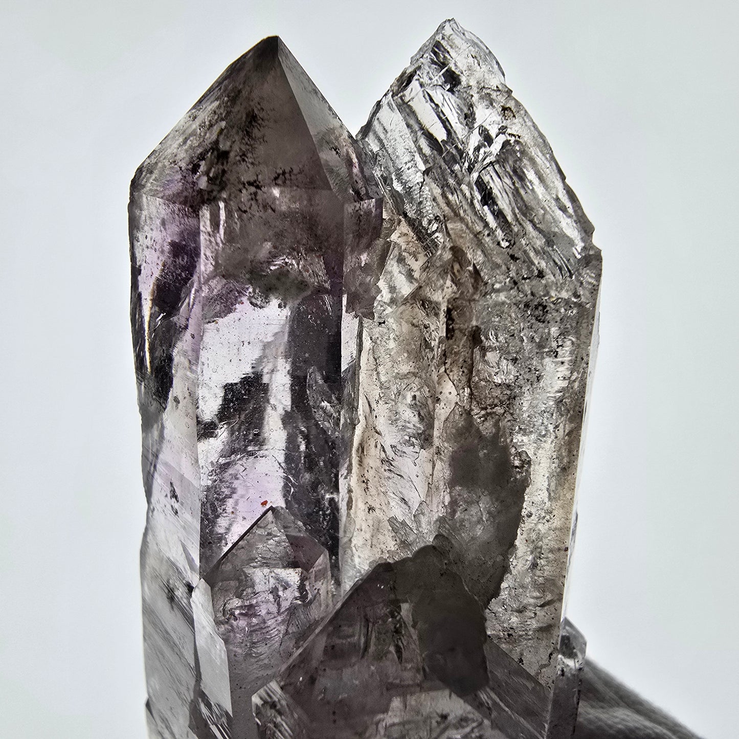 Gobo de poche Enhydro Skeleton Amethyst DT Scepter Valentine. Namibie 117 x 37 x 33 mm