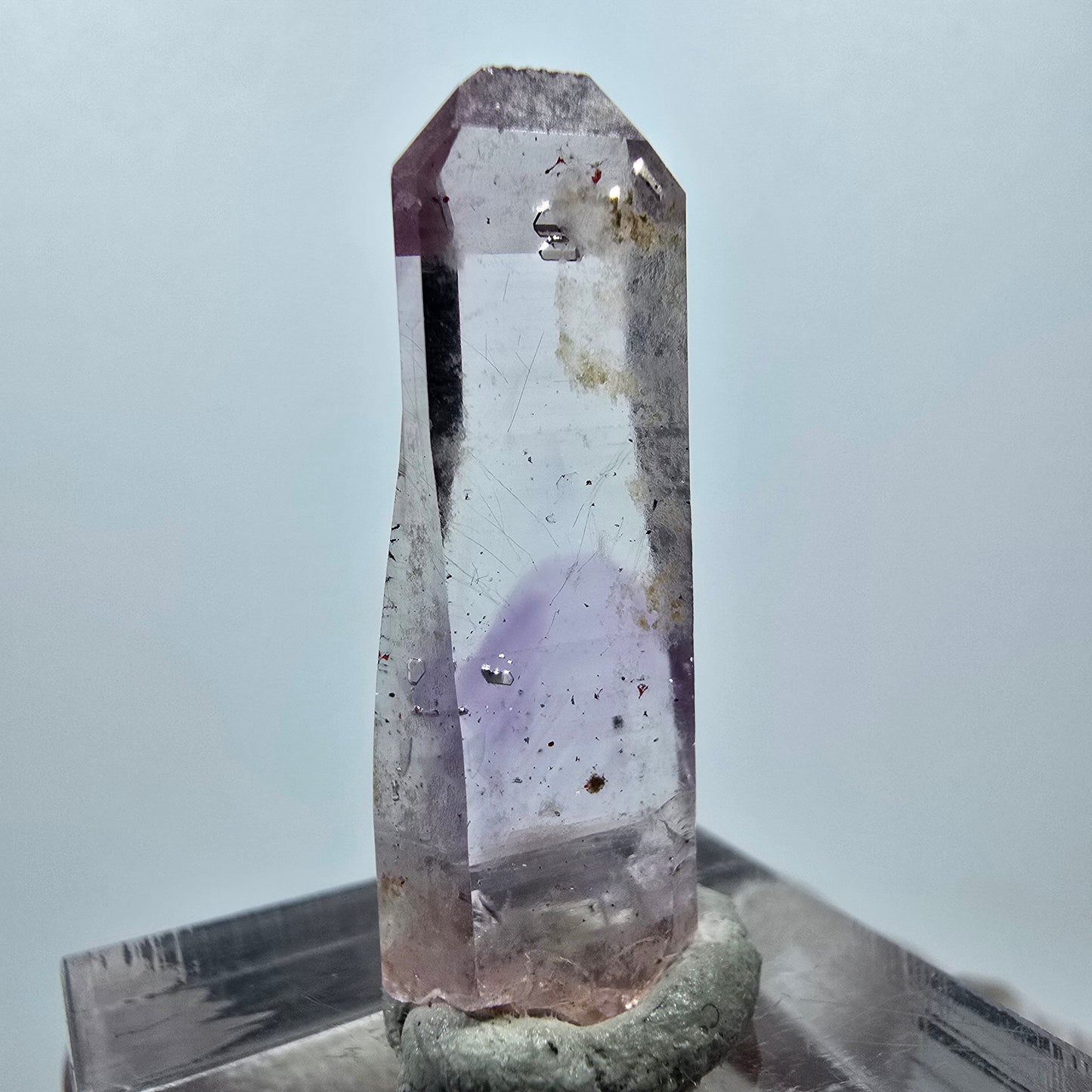 Pointe de sceptre en améthyste fantôme de Goboboseb, Namibie, 31 x 12 x 6 mm