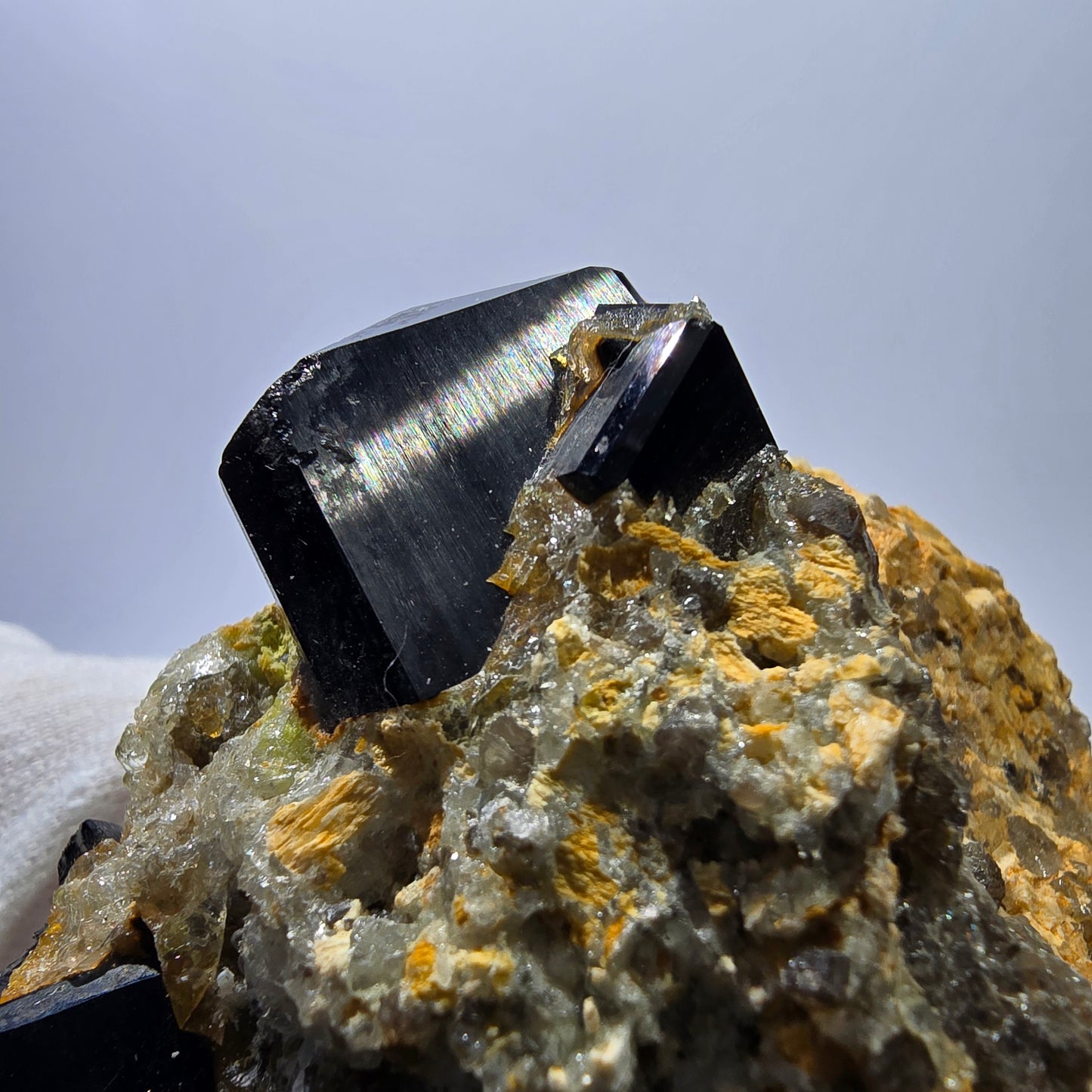 Grand spécimen de tourmaline Schorl, hyalite, quartz fumé et orthose, Erongo, Namibie, 123 x 92 x 47 mm