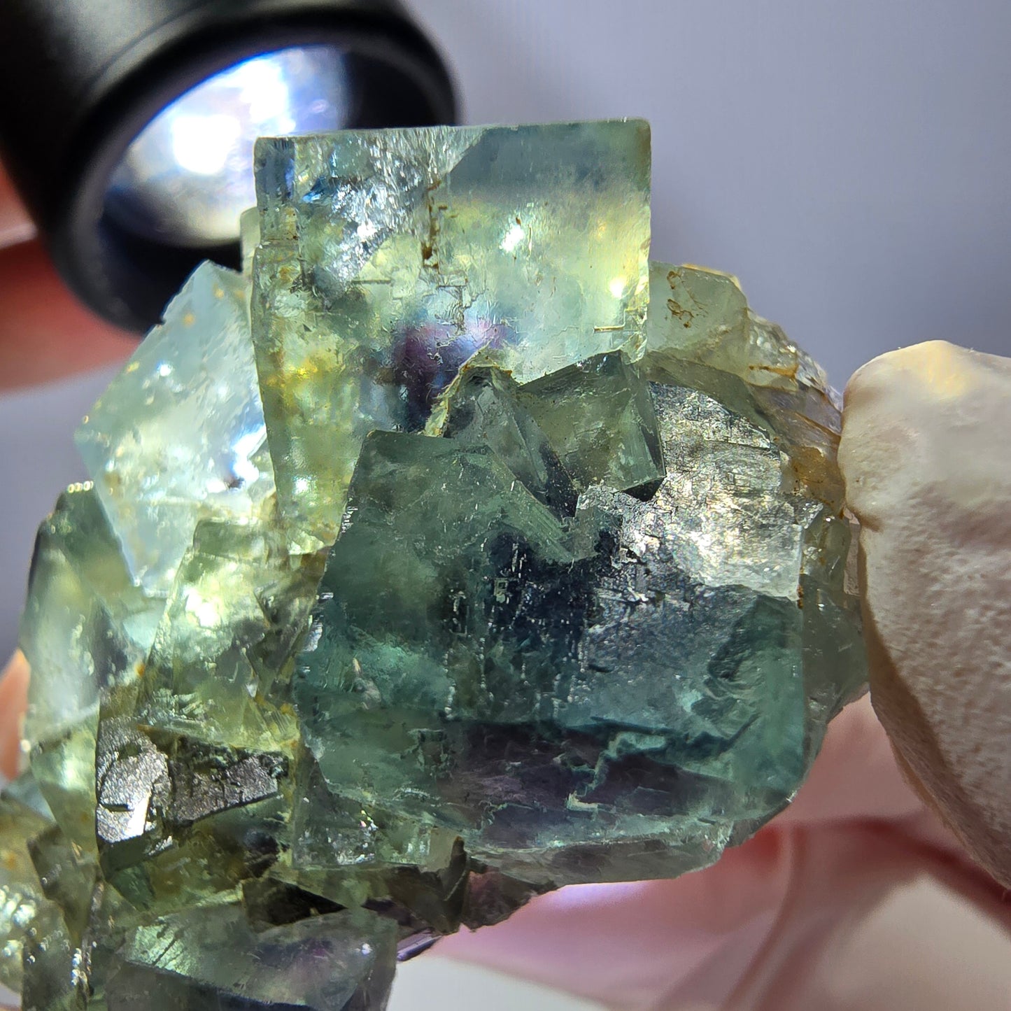 Spécimen de cube de fluorite fantôme, parqueté vert violet Okorusu, Namibie 49*34*13 mm