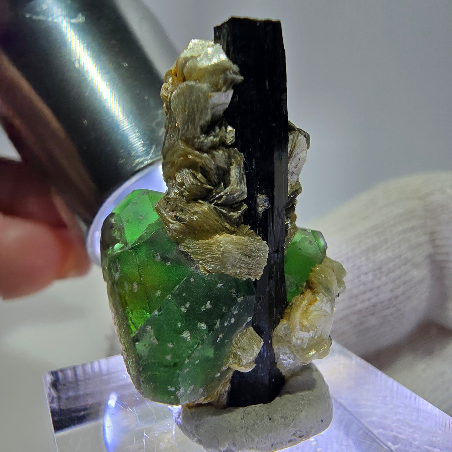 Cube de fluorite fantôme, muscovite et tourmaline Schorl, spécimen d'Erongo, Namibie, 29 x 19 x 17 mm