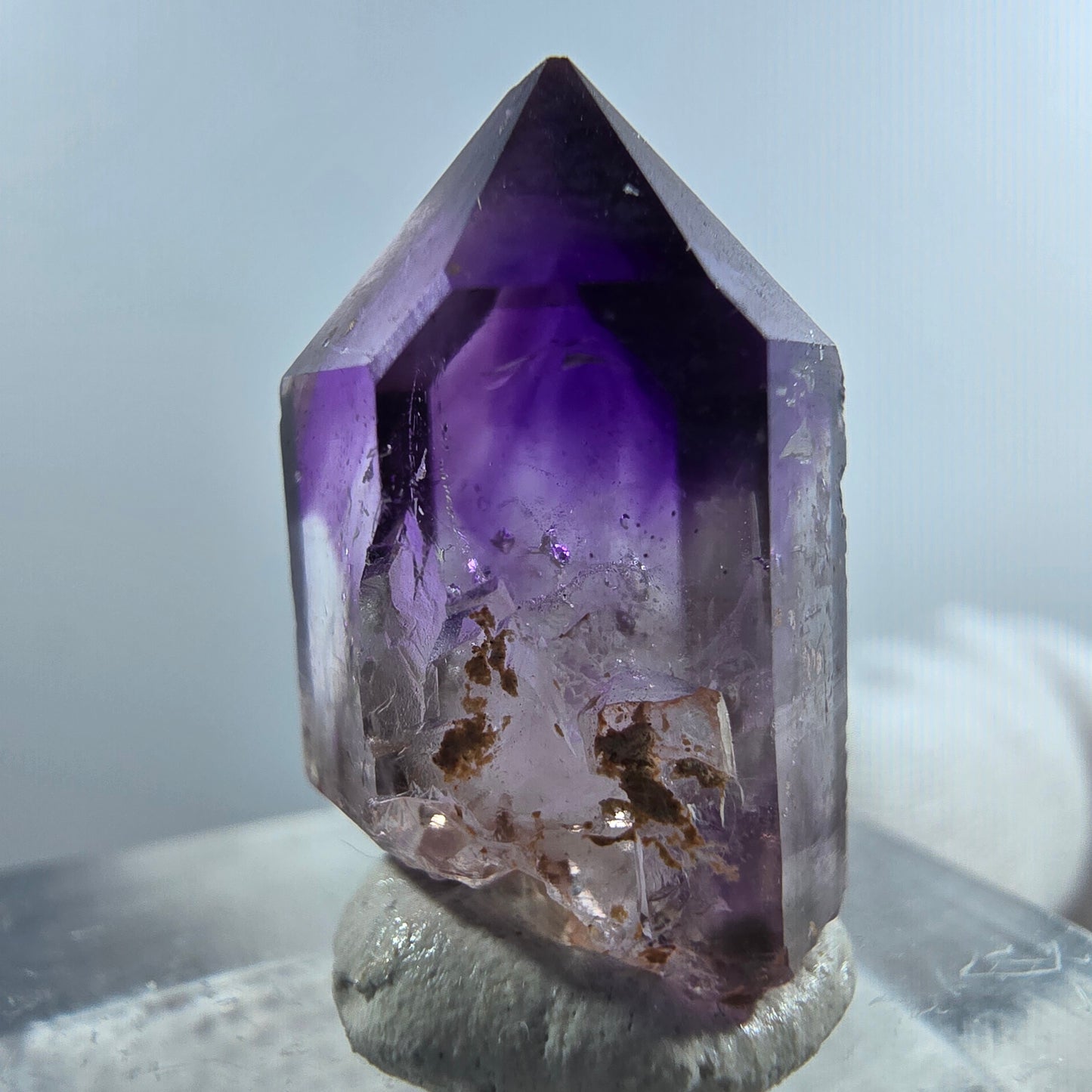 Pointe de sceptre en améthyste fantôme rare à Goboboseb, Namibie, 21 x 12 x 11 mm