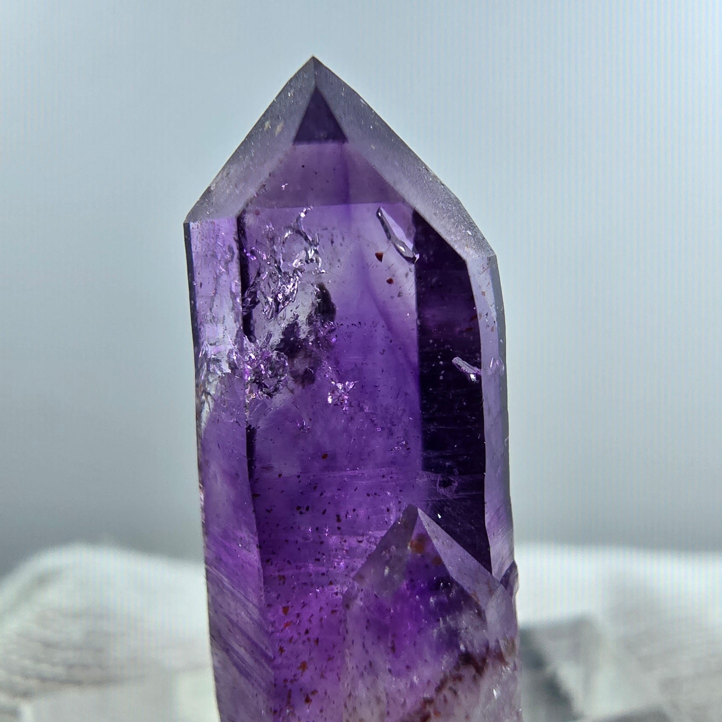 Pointe de sceptre en améthyste fantôme rare, 1x Bubble Goboboseb, Namibie 26 x 10 x 9 mm