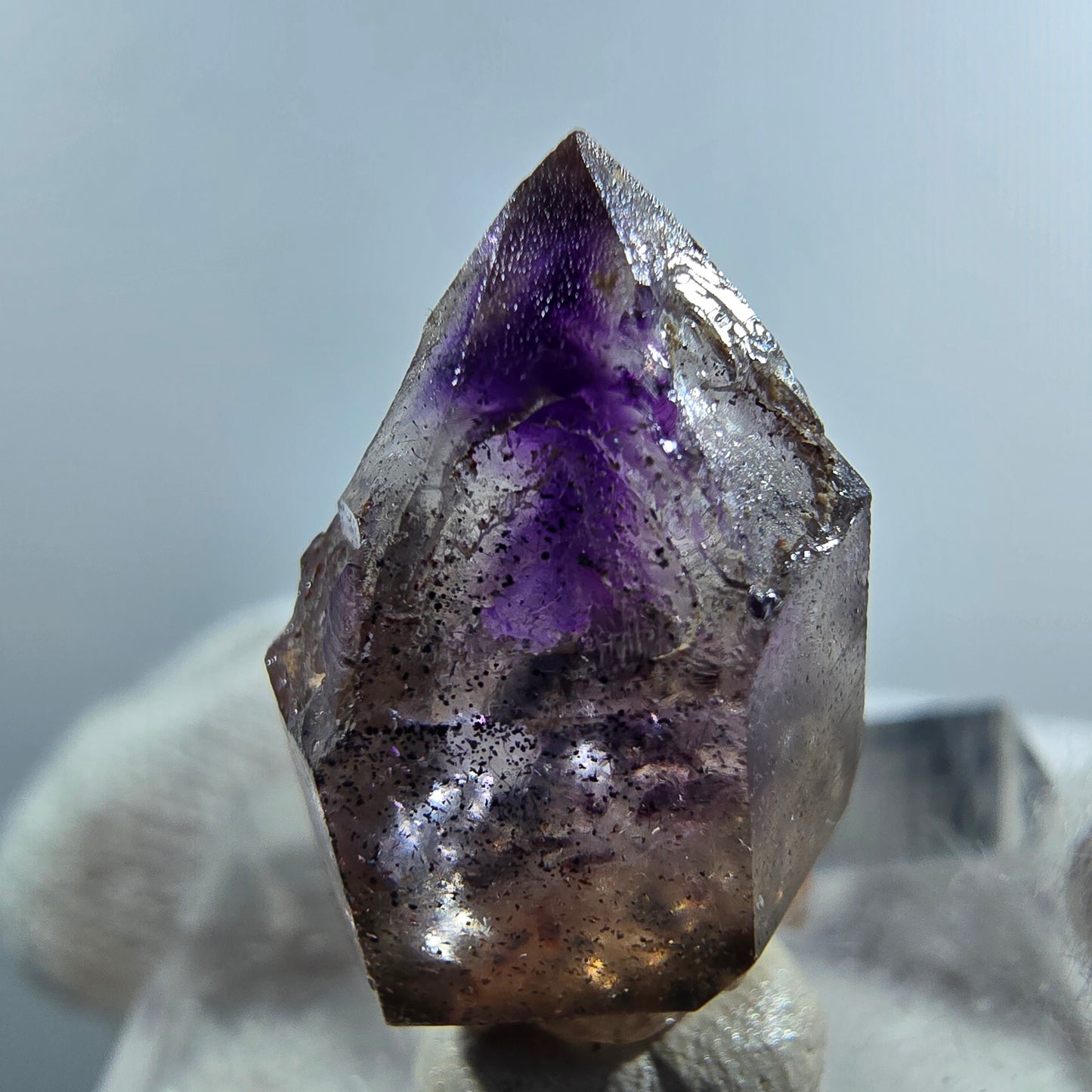 Pointe de sceptre en améthyste fantôme rare de Goboboseb, Namibie, 22 x 12 x 10 mm