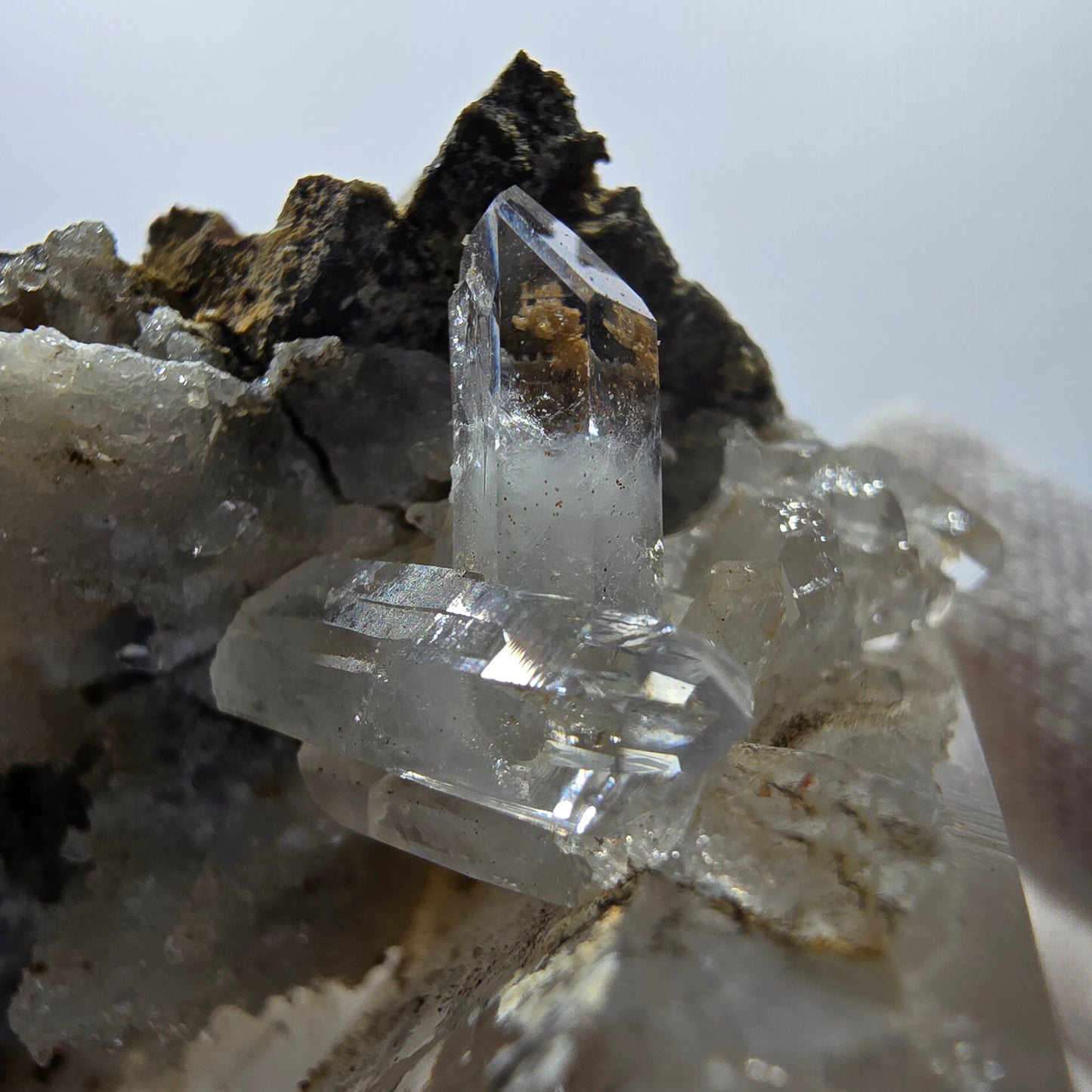 Matrice de calcite UV à quartz fumé et hématite lémurienne Enhydro Valentine Pocket, Namibie 86 x 52 x 39 mm