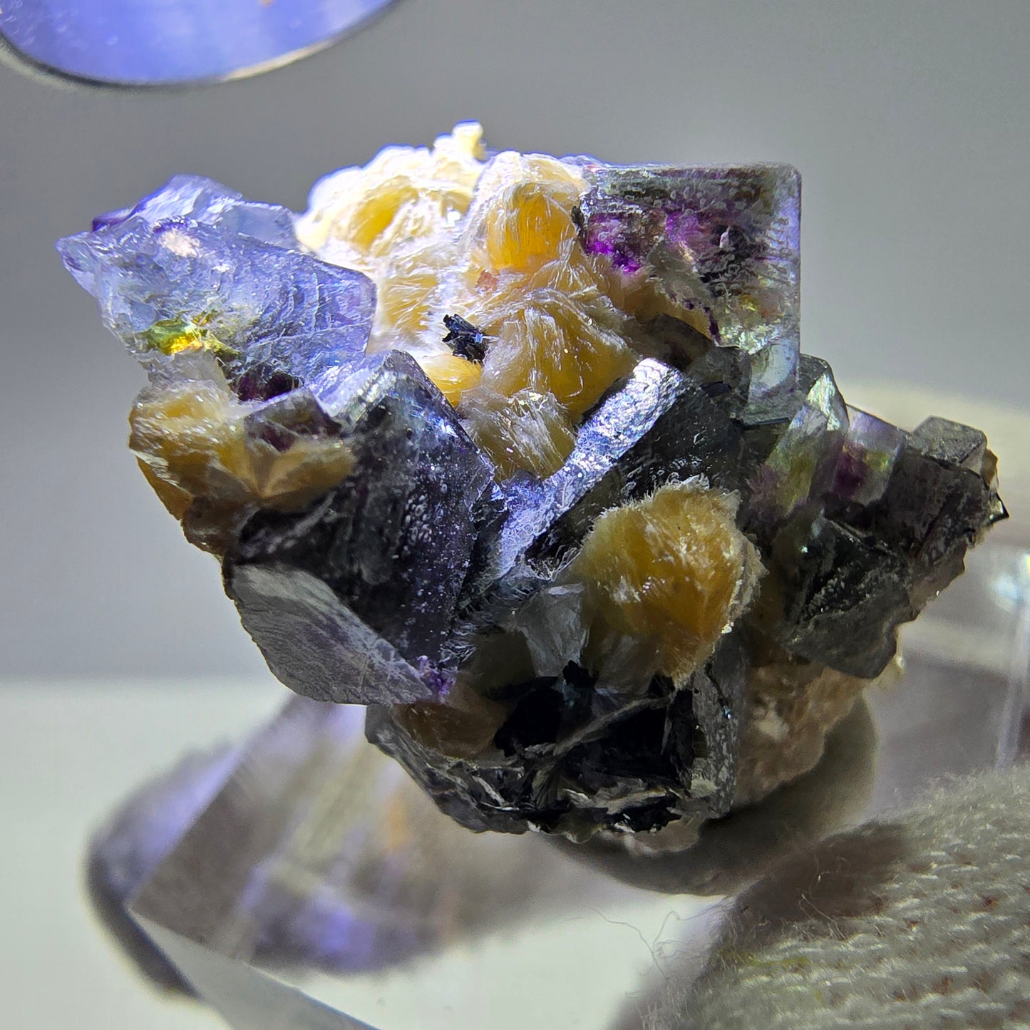 Fluorite fantôme colorée, tourmaline schol, muscovite, hyalite, Erongo, Namibie, 32 x 27 x 20 mm