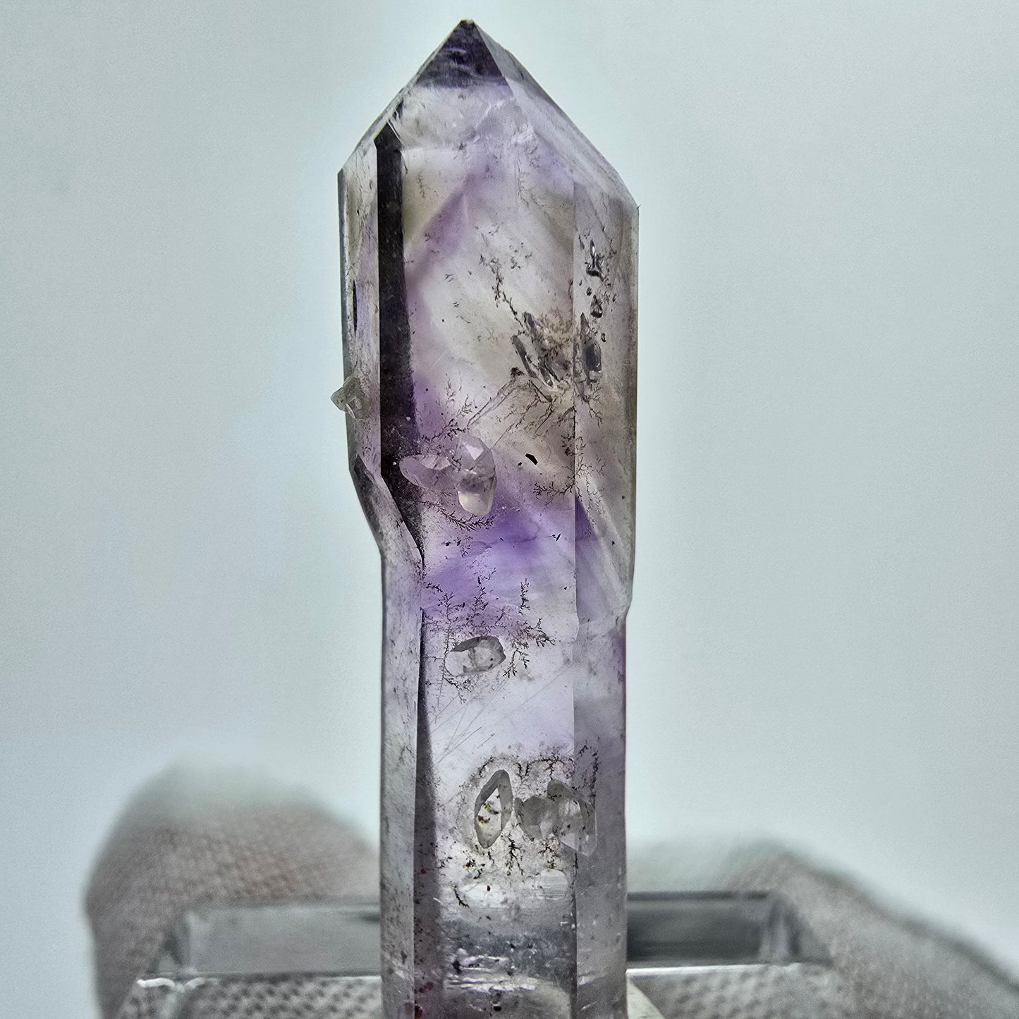 Phantom Amethyst Hämatit Zepter mit UV Calcit Goboboseb, Namibia 35*9*6mm