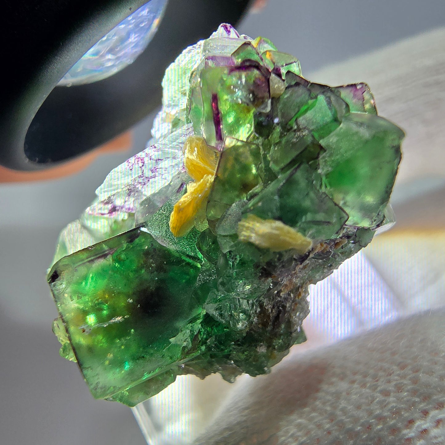 Spécimen de cube de fluorite fantôme zonal, de muscovite et de tourmaline Schorl, Erongo, Namibie, 27 x 25 x 24 mm