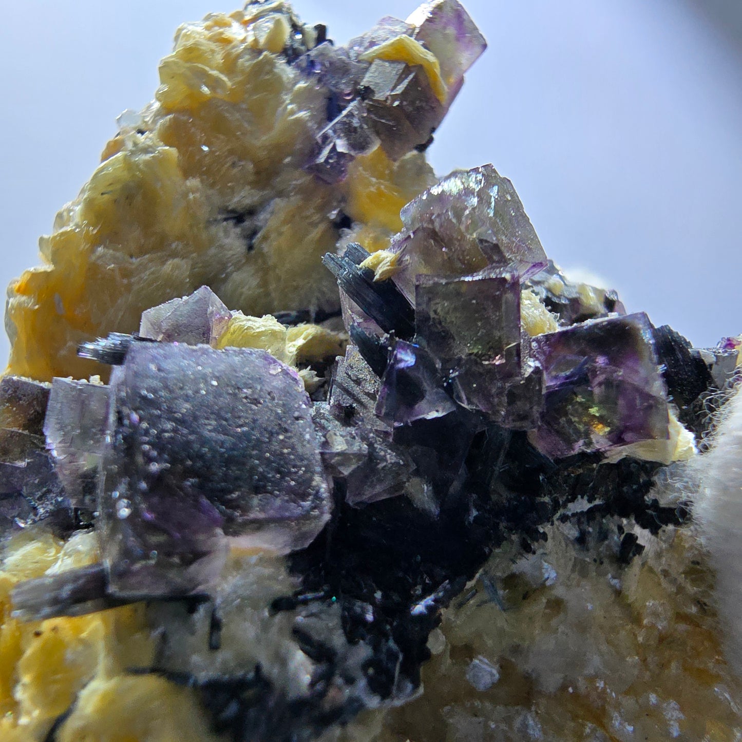 Cubes de fluorite fantôme colorés, tourmaline scholle muscovite, Erongo, Namibie, 61 x 60 x 29 mm