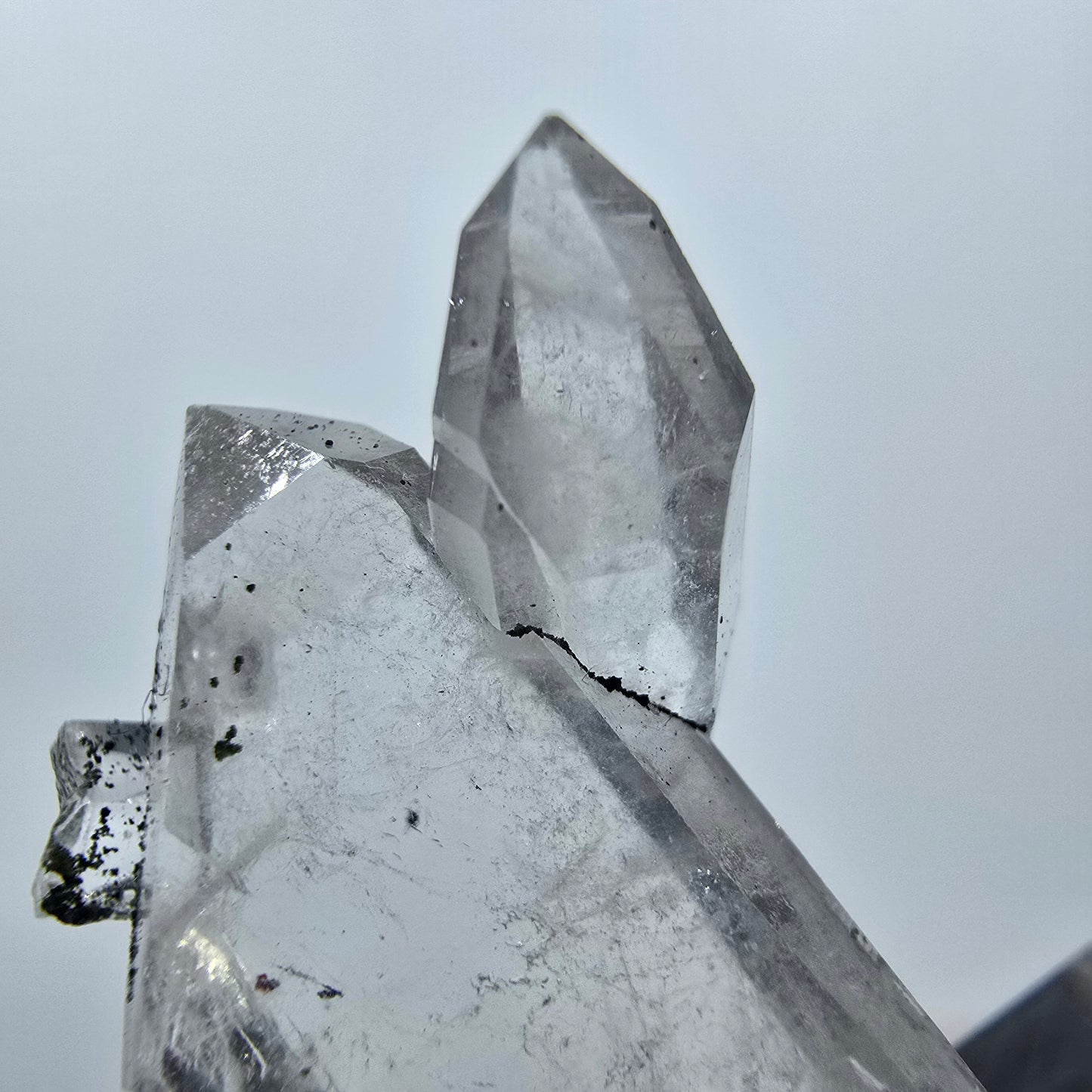 Quartz hématite transparent à double pointe, mine Streep, Goboboseb, Namibie, 28 x 18 x 8 mm