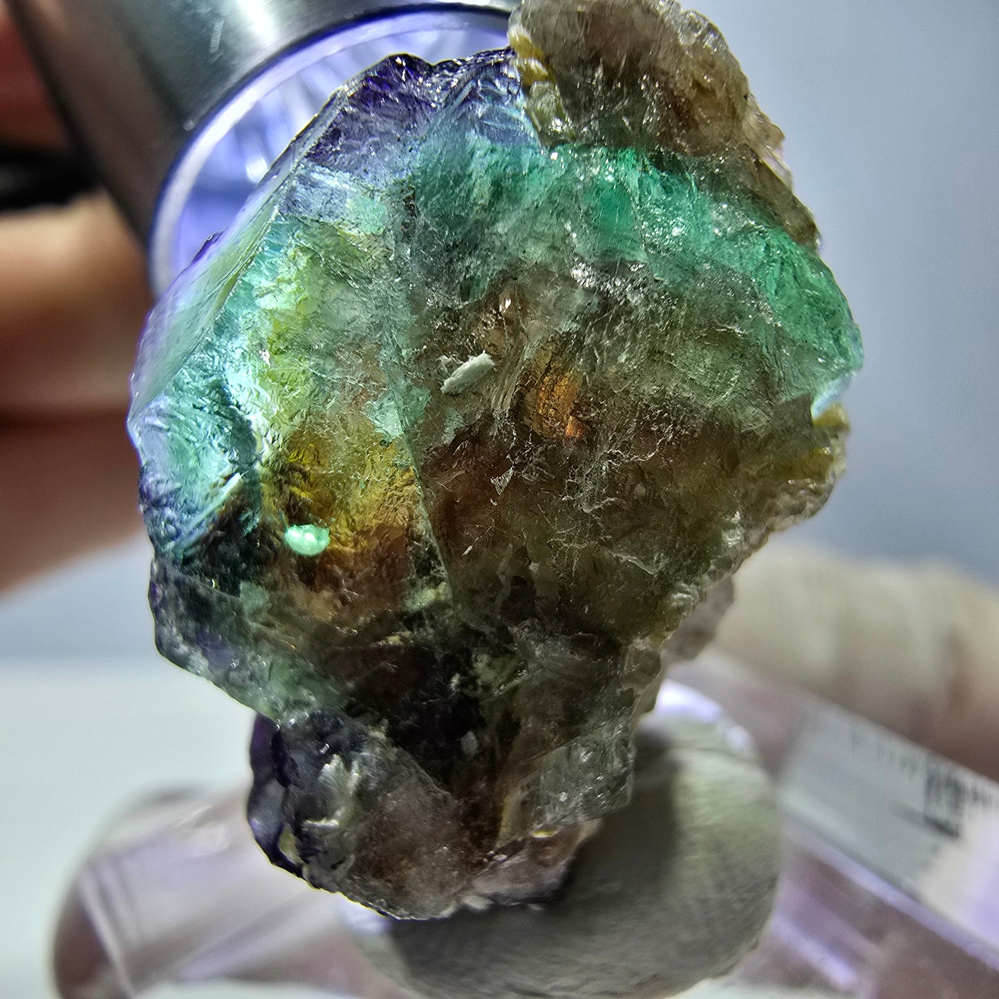 Cube hexagonal de fluorite fantôme, muscovite, tourmaline Schörl, Erongo, Namibie 27 x 20 x 18 mm