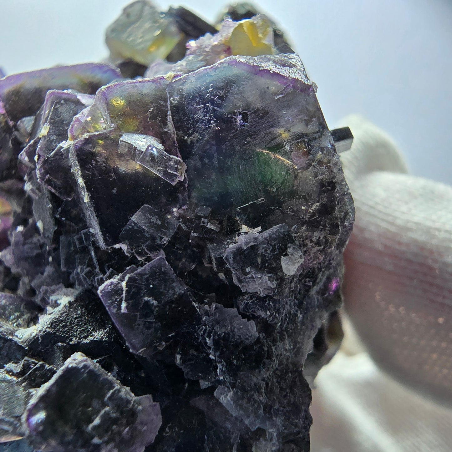 Fluorite fantôme colorée, hyalite, tourmaline schol, muscovite, Erongo, Namibie, 80 x 46 x 60 mm