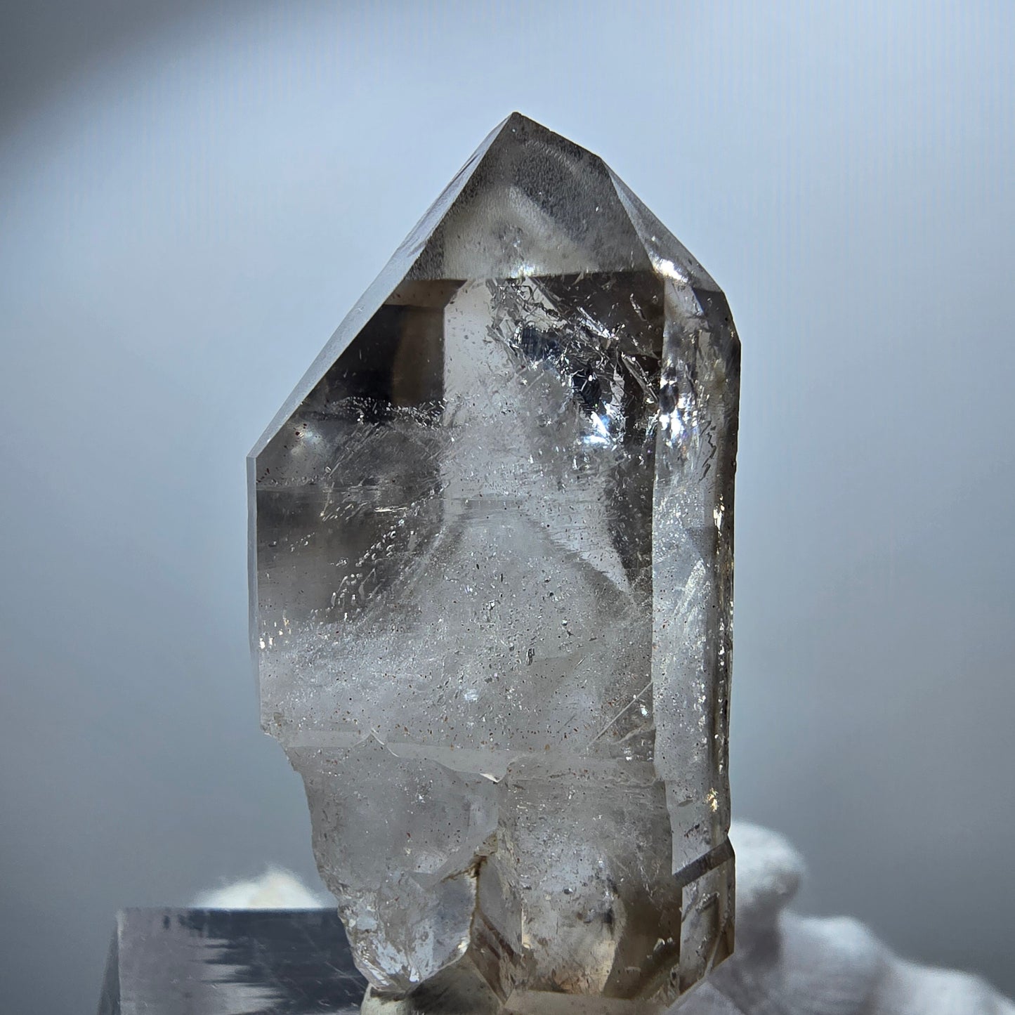 Sceptre en quartz fumé fantôme transparent, DT Point Goboboseb, Namibie, 39 x 17 x 14 mm