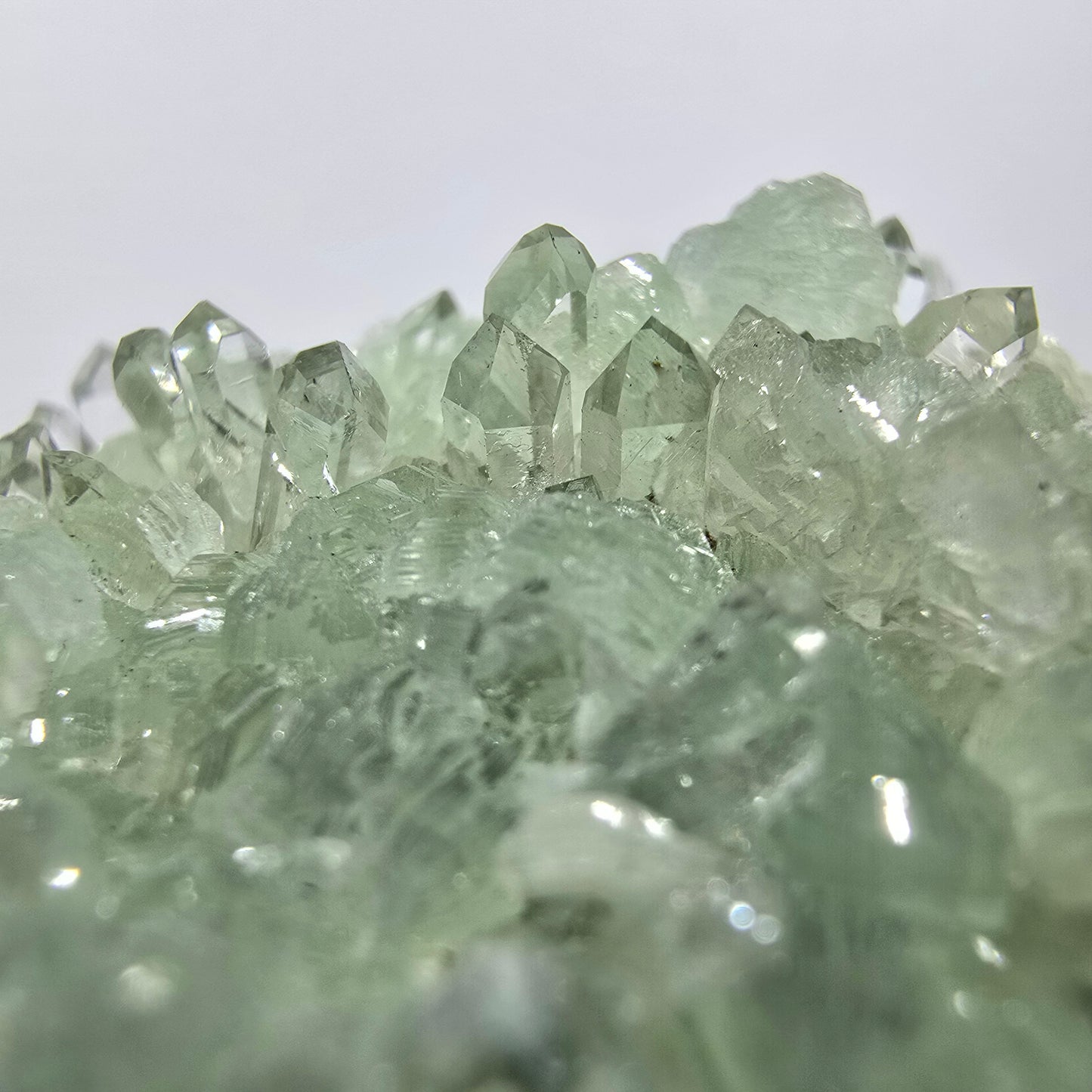 Spécimen de quartz, préhnite et calcite en forme d'étoile, mine Streep, Goboboseb, Namibie, 44 x 40 x 16 mm