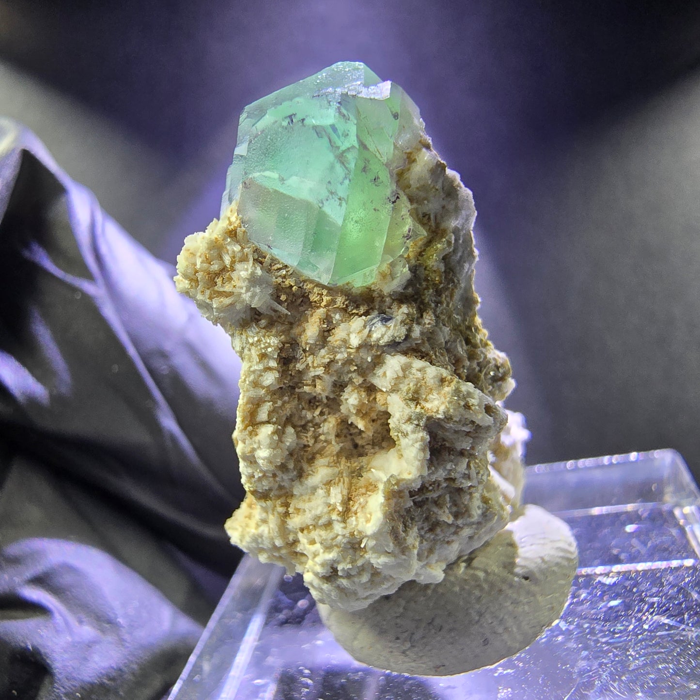 Klare Phantom Fluorit Oktaeder, Muskovit auf Orthoklas 25*18*14mm Erongo Namibia