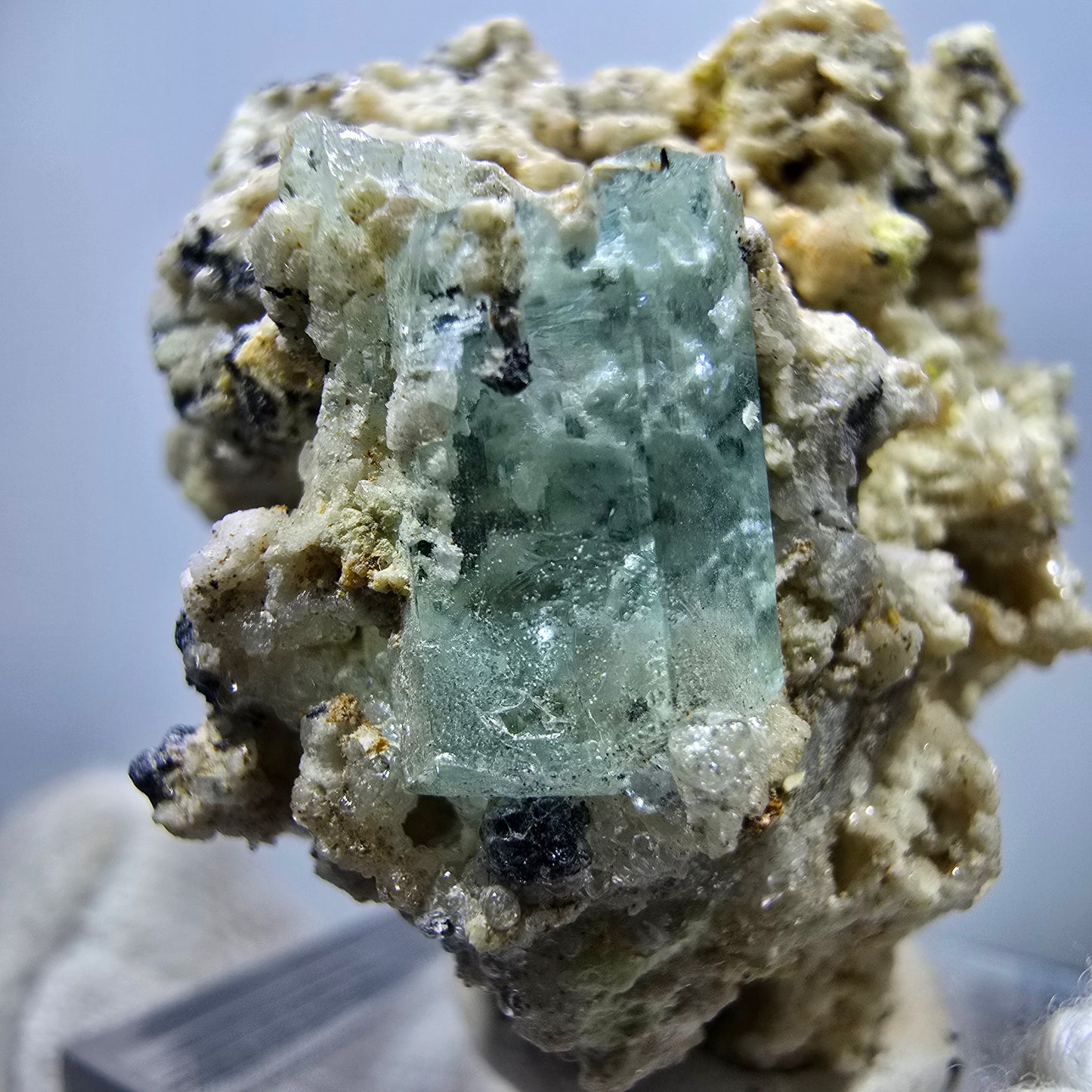 Seltene Aquamarin X mit Hyalit, Orthoklas Stufe Erongo, Namibia 39*38*28mm