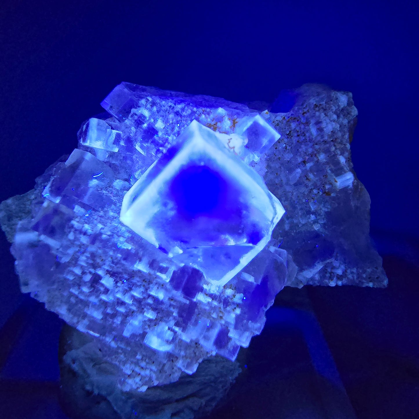 Seltene UV Phantom Fluorit Würfel, Quarz Stufe Brandberg, Namibia 29*21*13mm