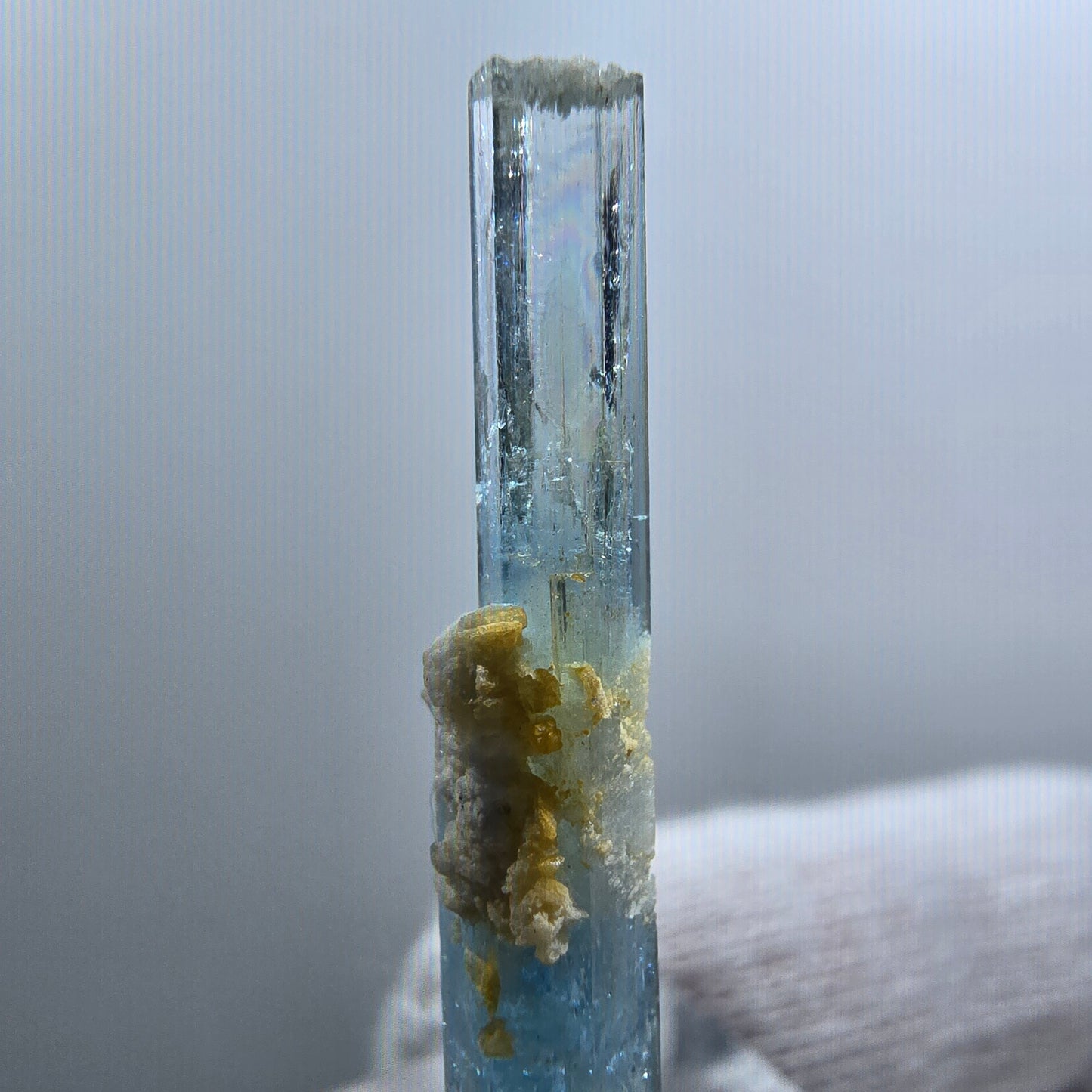 Rare spécimen d'orthose à double terminaison aigue-marine, Erongo, Namibie, 33 x 5 x 4 mm