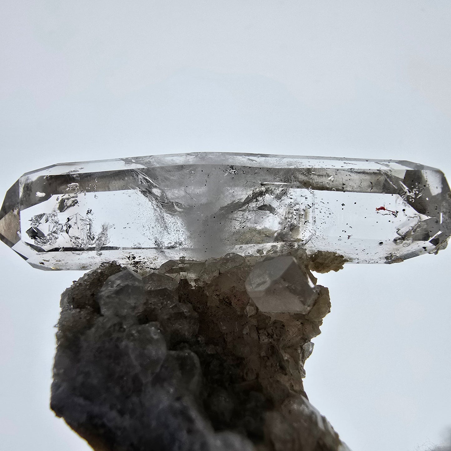Sceptre DT en quartz fumé fantôme, poche Analcime sur Matrix Valentine, Namibie 47 x 37 x 17 mm