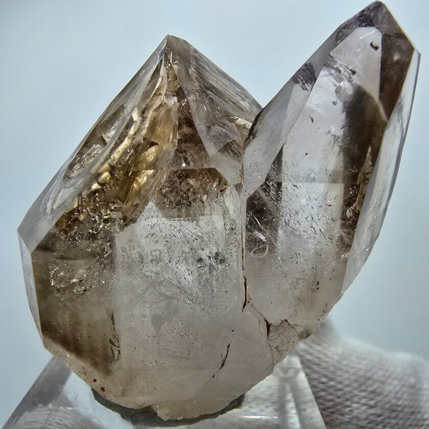 Amas de sceptres en quartz fumé fantôme transparent, Goboboseb, Namibie, 40 x 34 x 23 mm