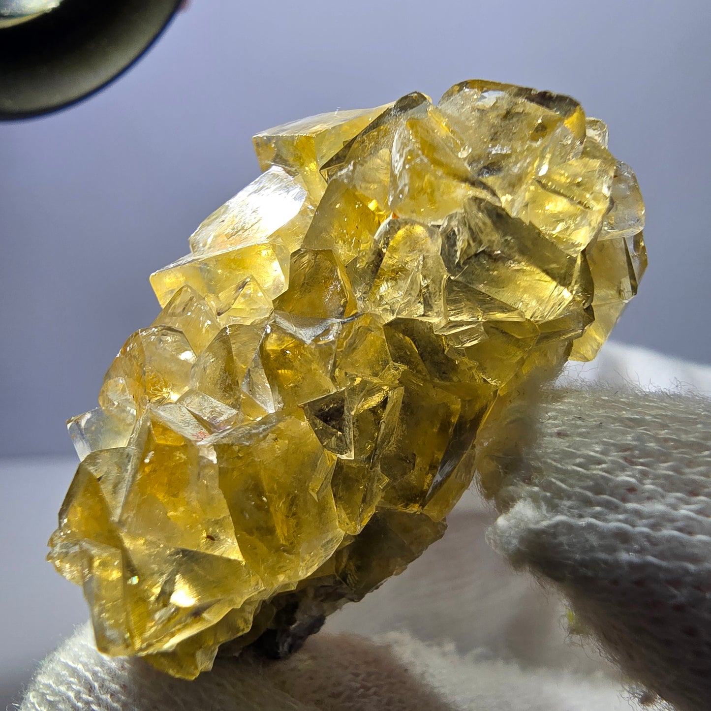 Spécimen de cube de fluorite fantôme, poche jaune miel, Okorusu, Namibie, 44 x 30 x 25 mm