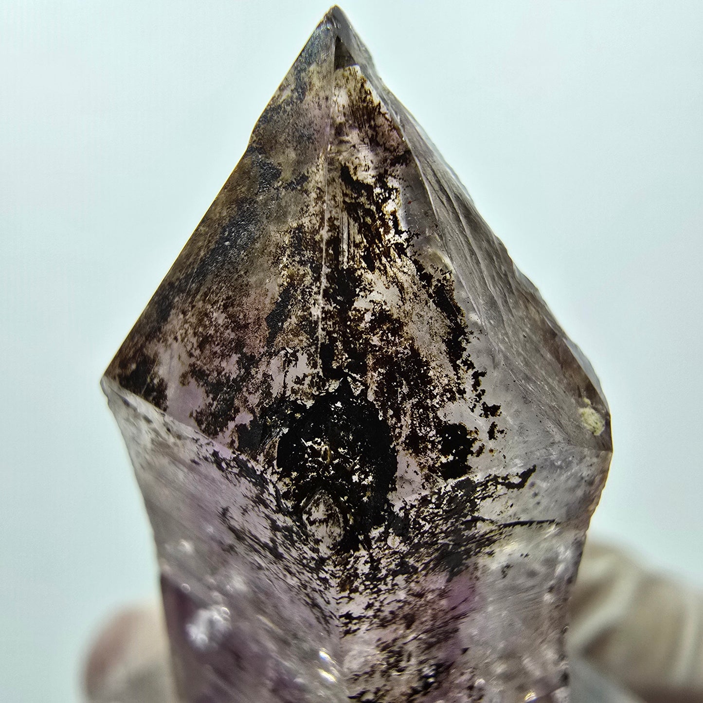 Pointe de sceptre squelette en améthyste fantôme, Goboboseb, Namibie, 39 x 19 x 12 mm