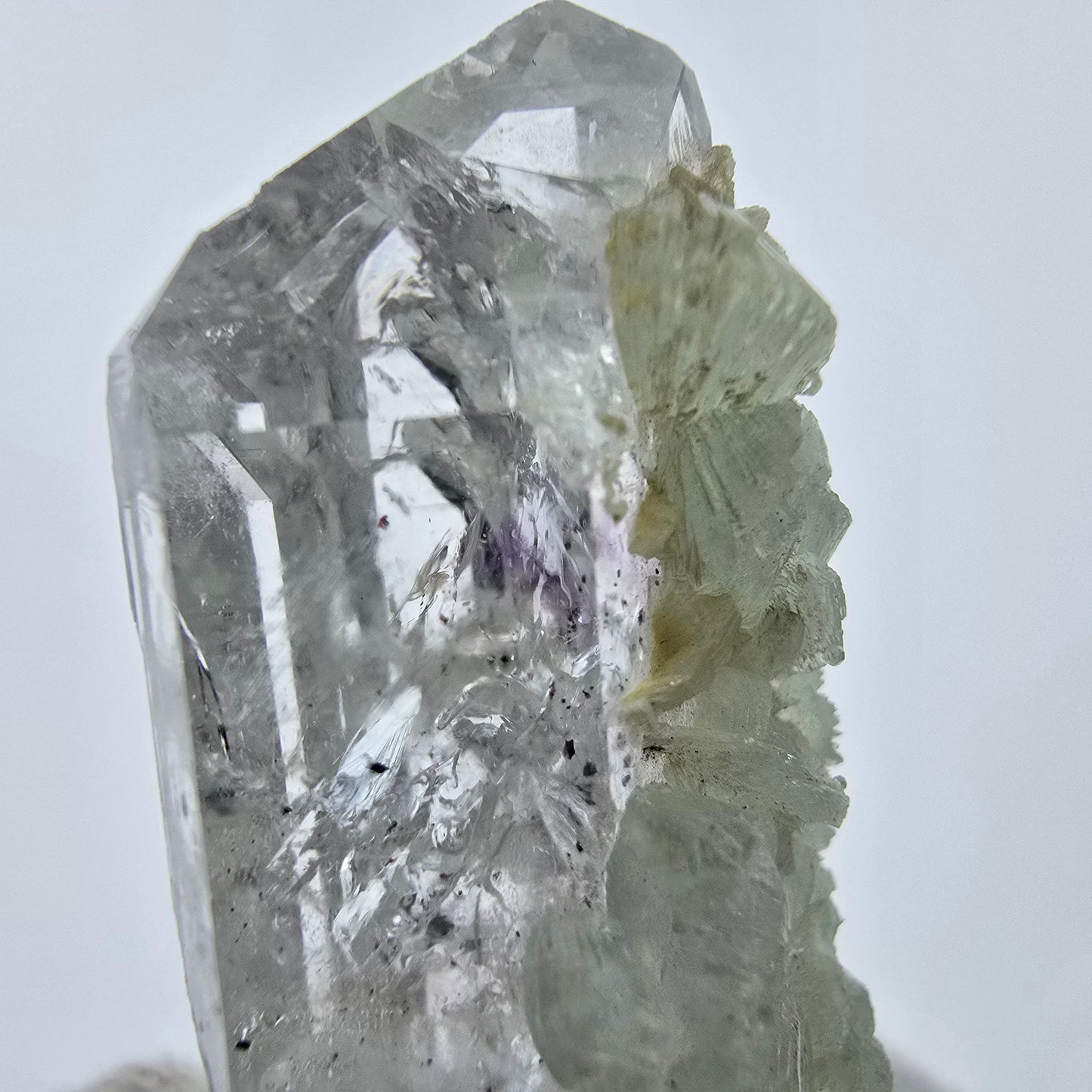 Enhydro Harlekin Amethyst mit Prehnit Streep Mine Goboboseb Namibia 40*20*17mm