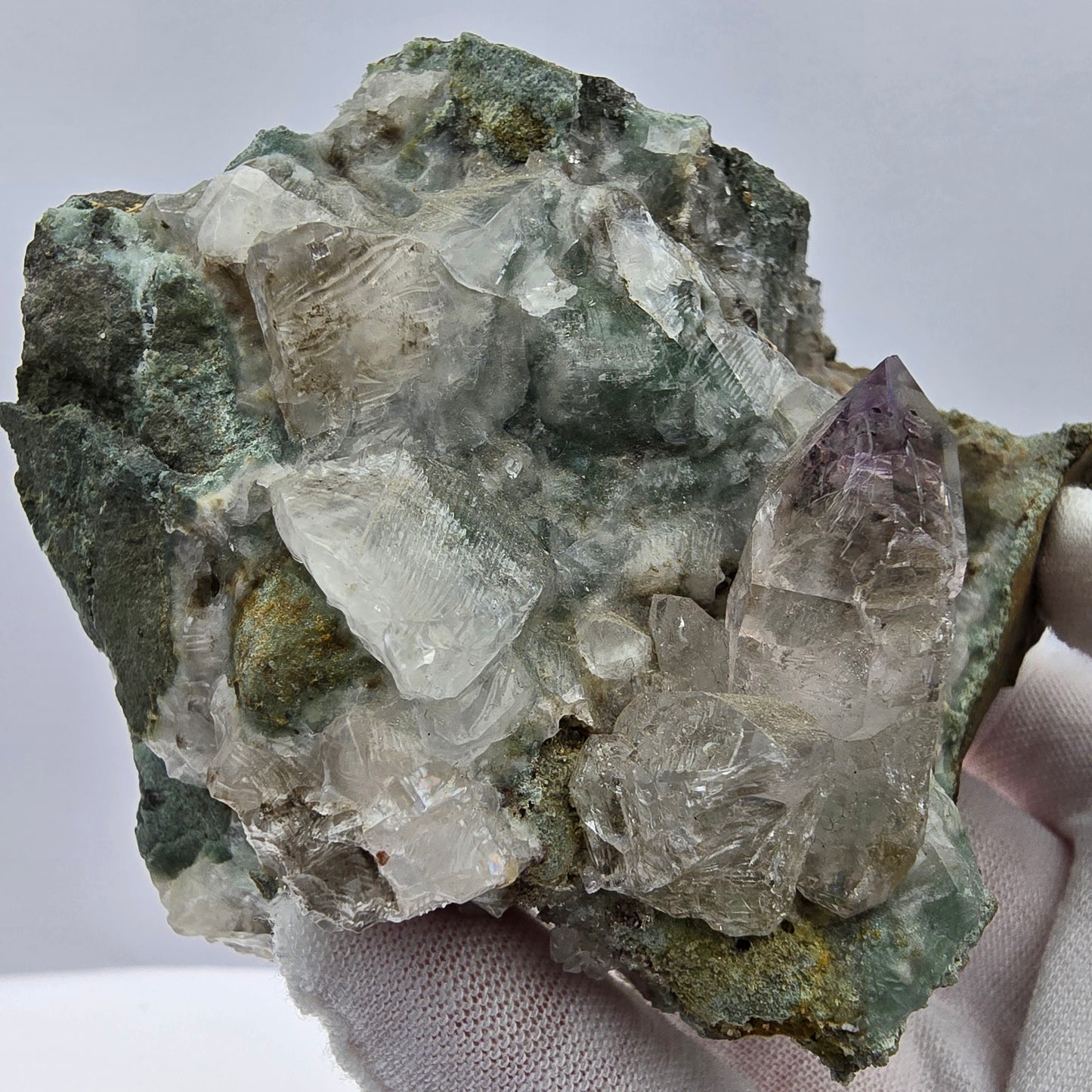 Amethyst Skelett Zepter, UV Calcit auf Matrix Goboboseb, Namibia 101*77*62mm