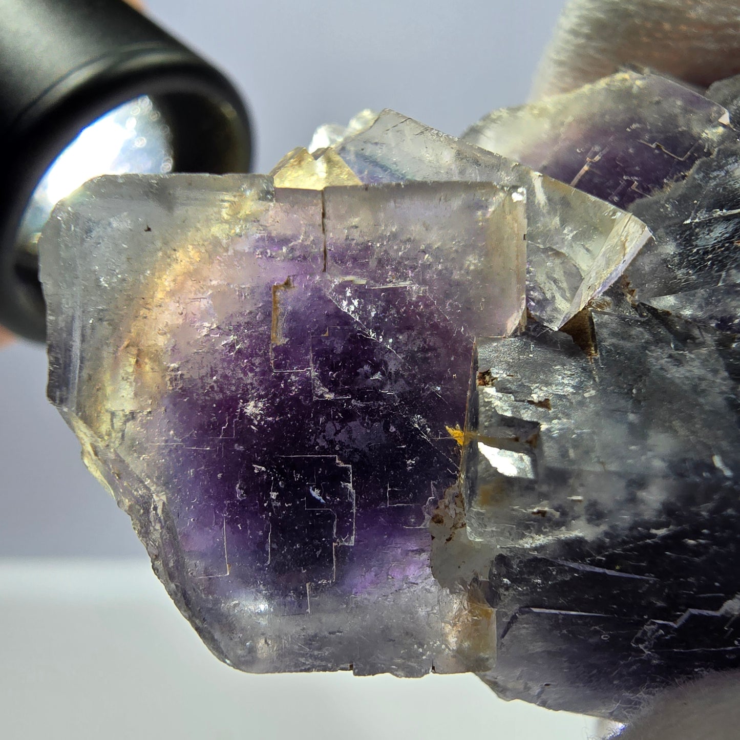 Rare spécimen de cube de fluorite fantôme, bleu-violet Okorusu Namibie 66 x 43 x 32 mm