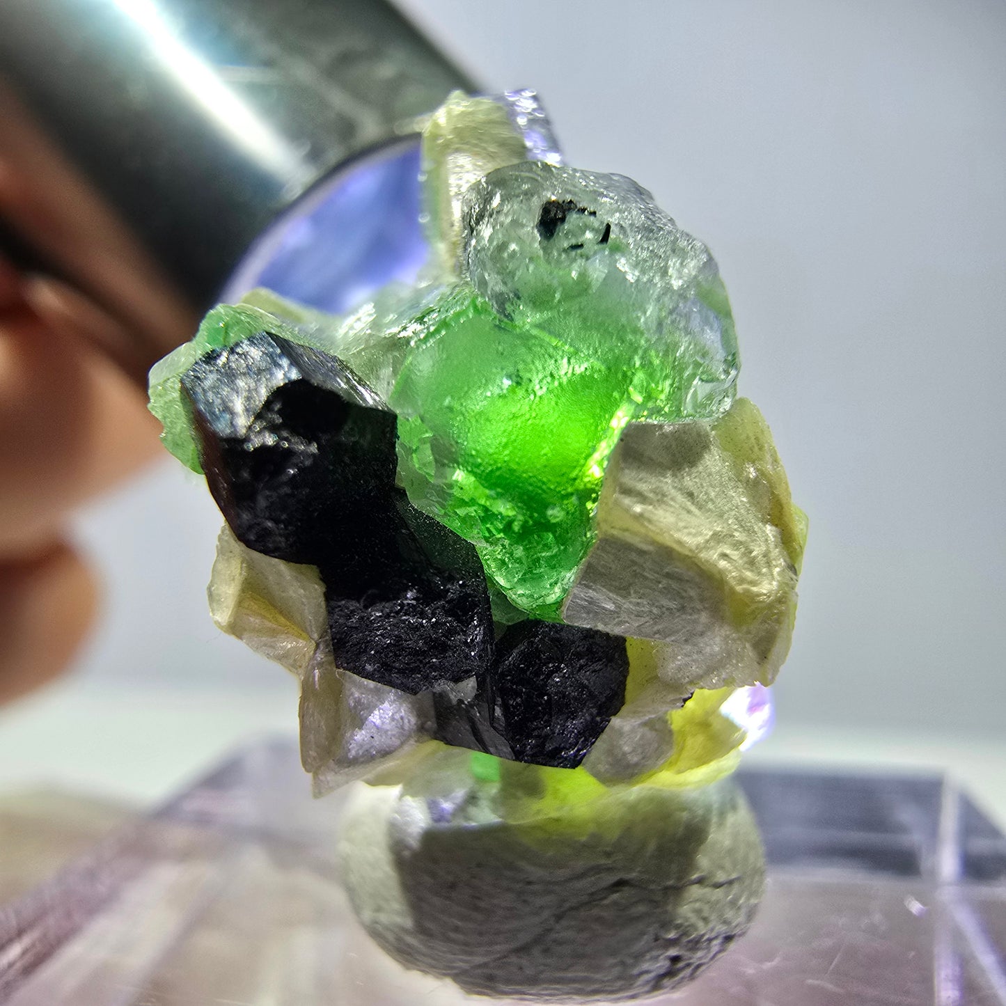 Cube de fluorite fantôme, muscovite et tourmaline Schorl, spécimen d'Erongo, Namibie, 18 x 14 x 13 mm