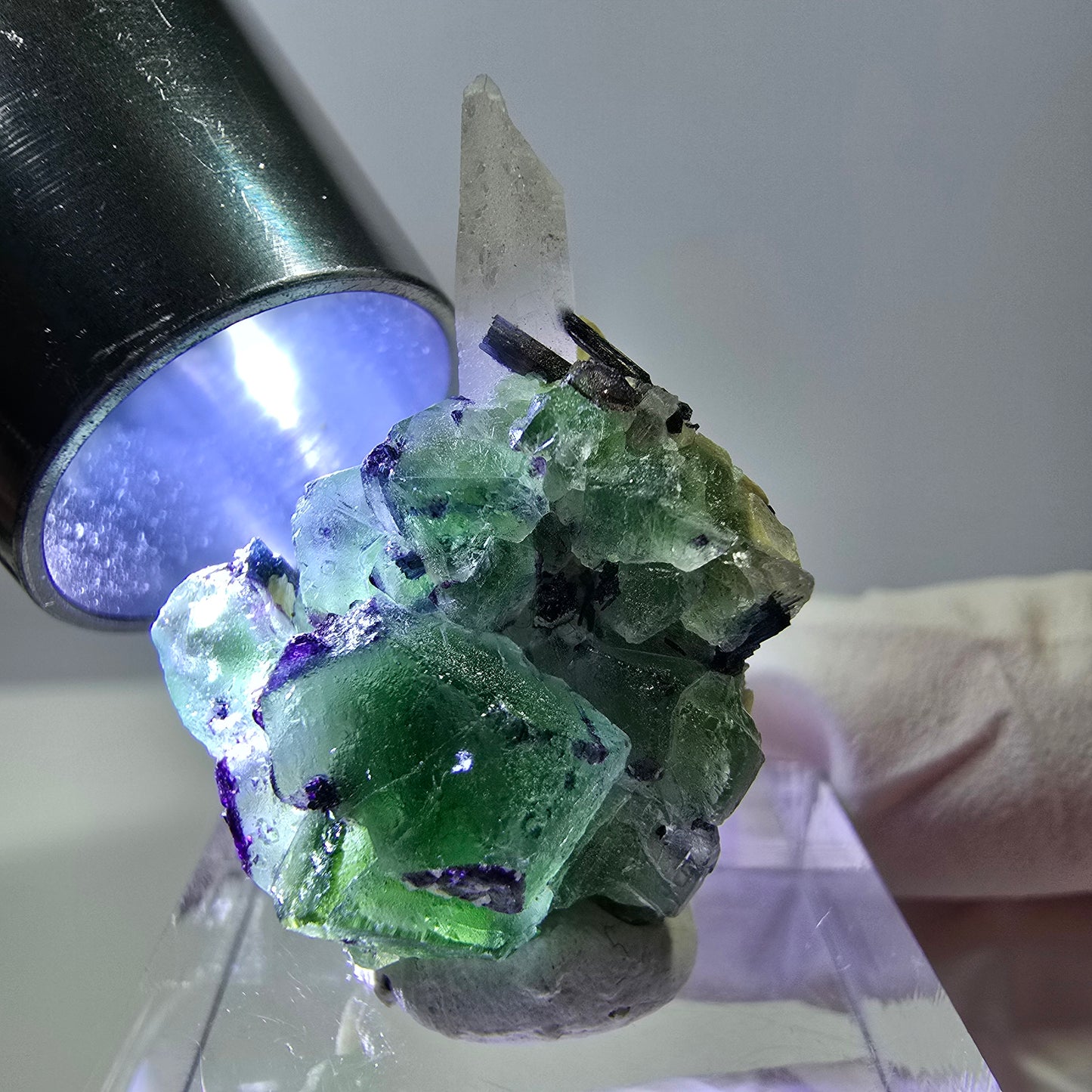 Cube de fluorite fantôme, quartz fumé, tourmaline schol, muscovite, Erongo, Namibie, 31 x 22 x 16 mm