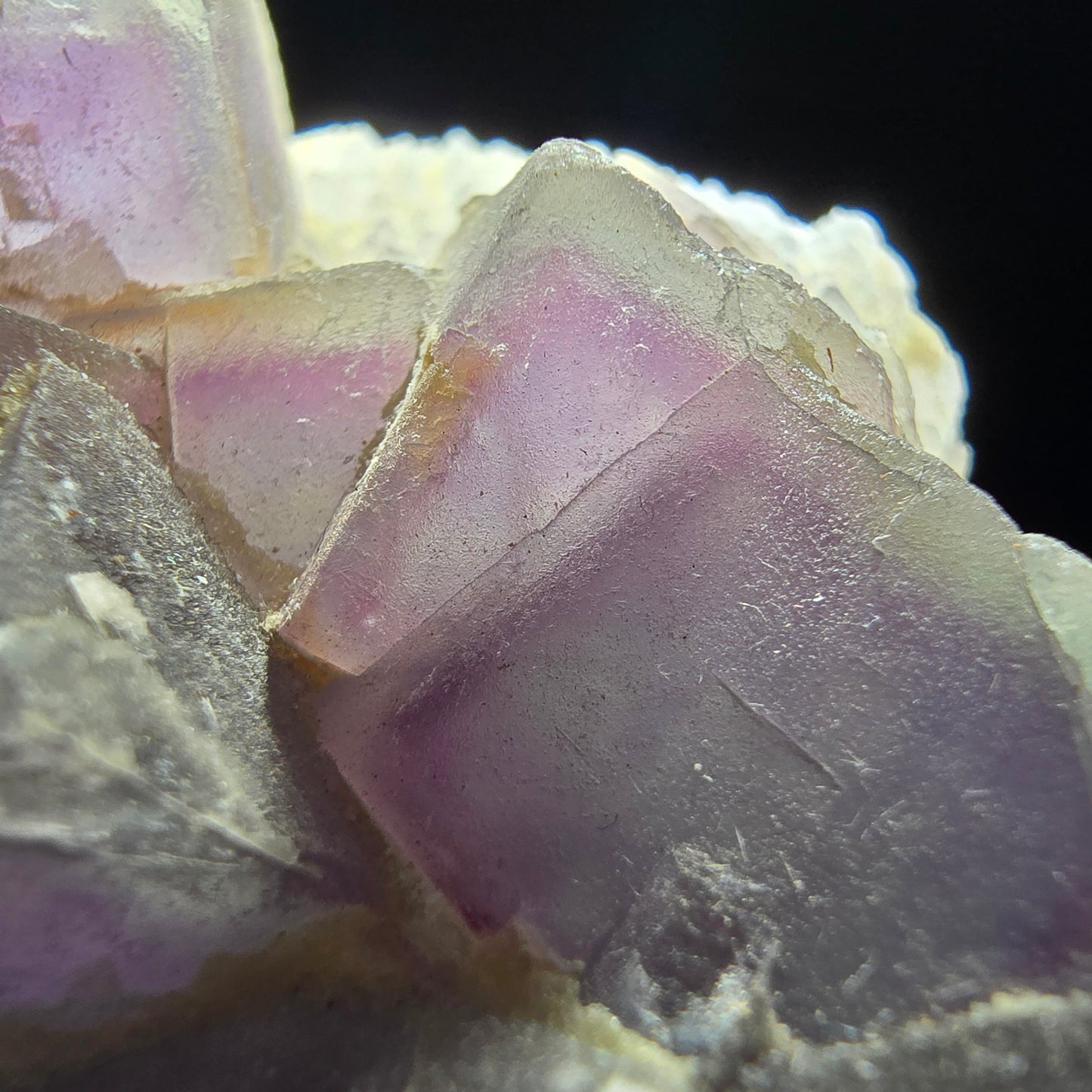 Cube de fluorite fantôme sur scène de quartz violet vert Omehane, Namibie 65*55*19mm