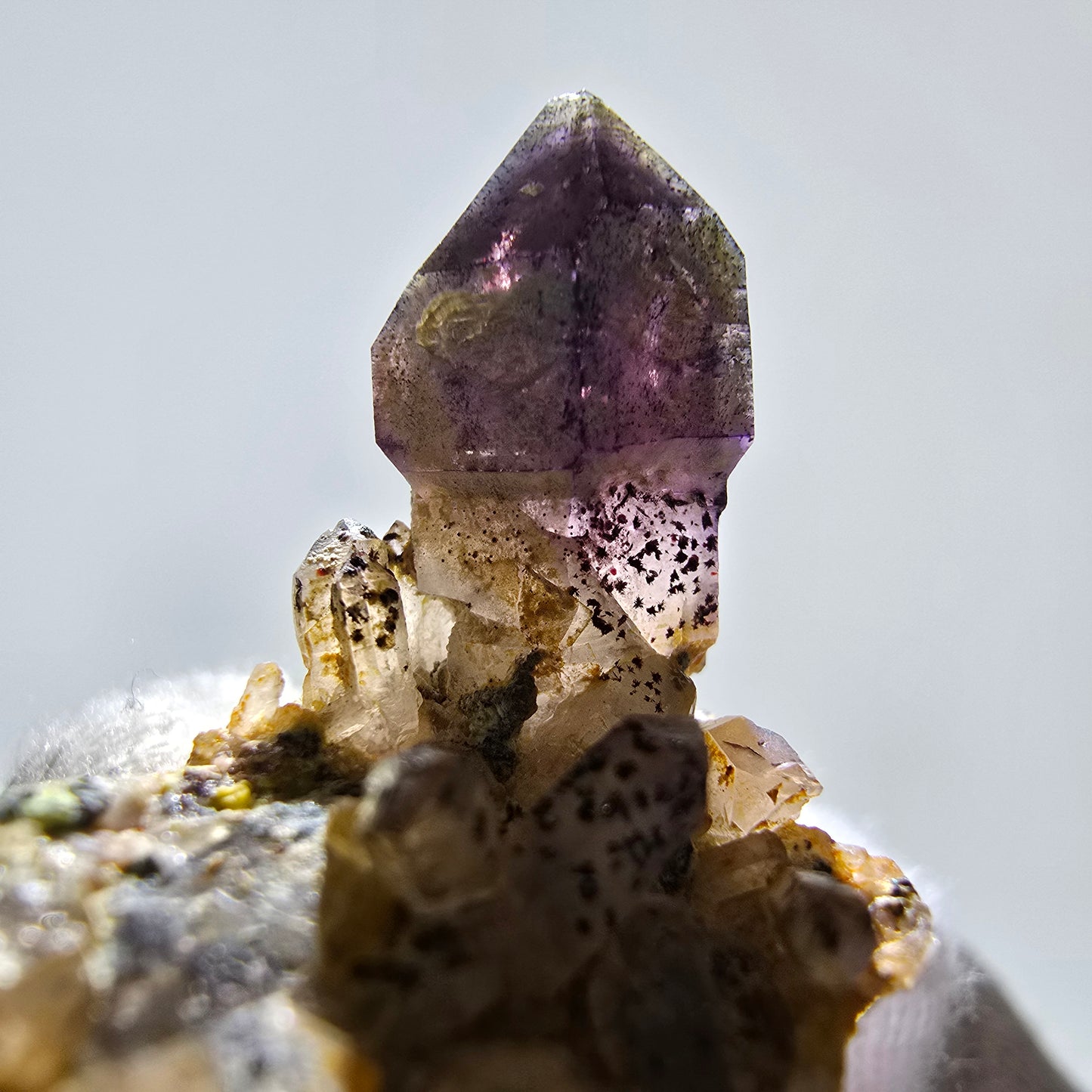 Rare sceptre d'améthyste fantôme sur scène matricielle Brandberg, Namibie 45 x 33 x 19 mm