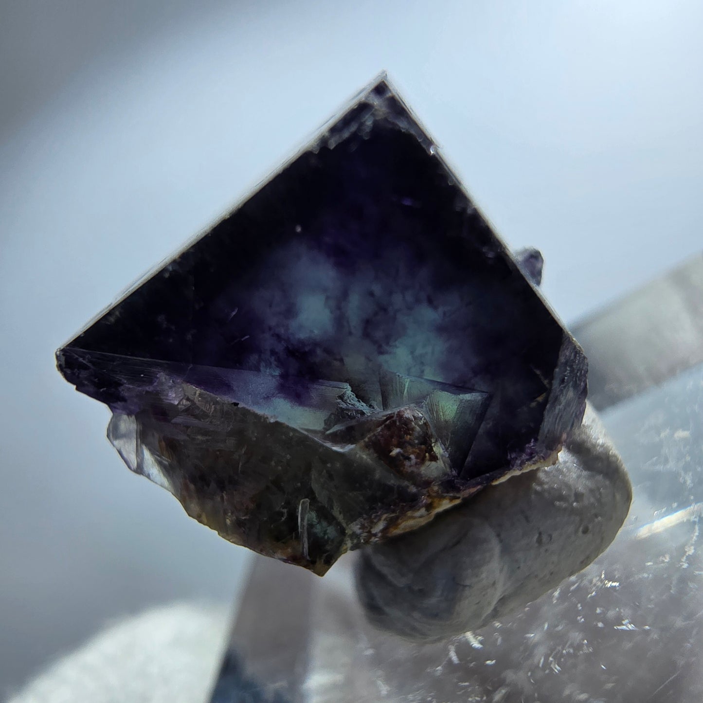 Rare spécimen de cube de fluorite fantôme, vert zonal et violet, Okorusu, Namibie, 19 x 18 x 14 mm